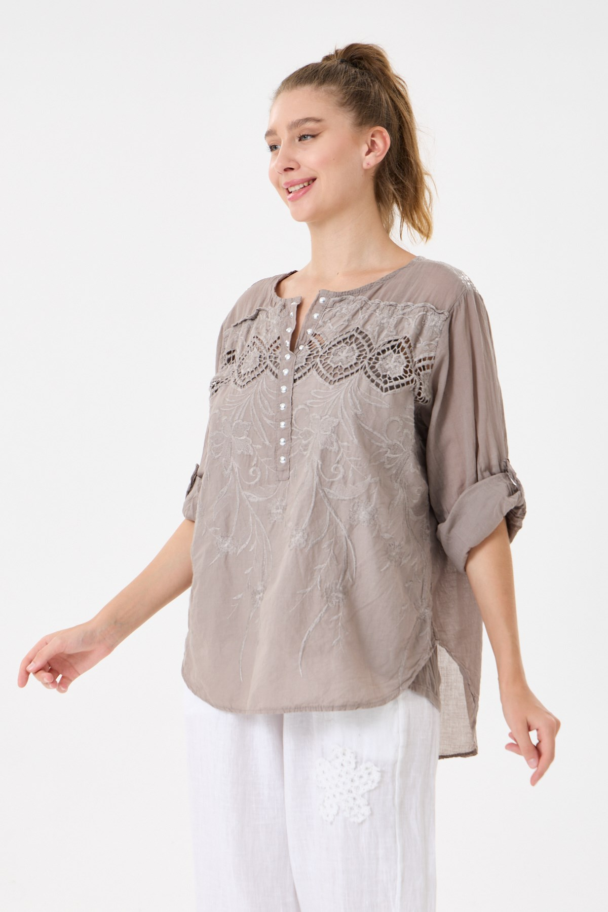 İtalyan Çiçek Nakışlı Dantelli Sırtı Payetli Astarlı Oversize Bluz 40 - 44 Beden