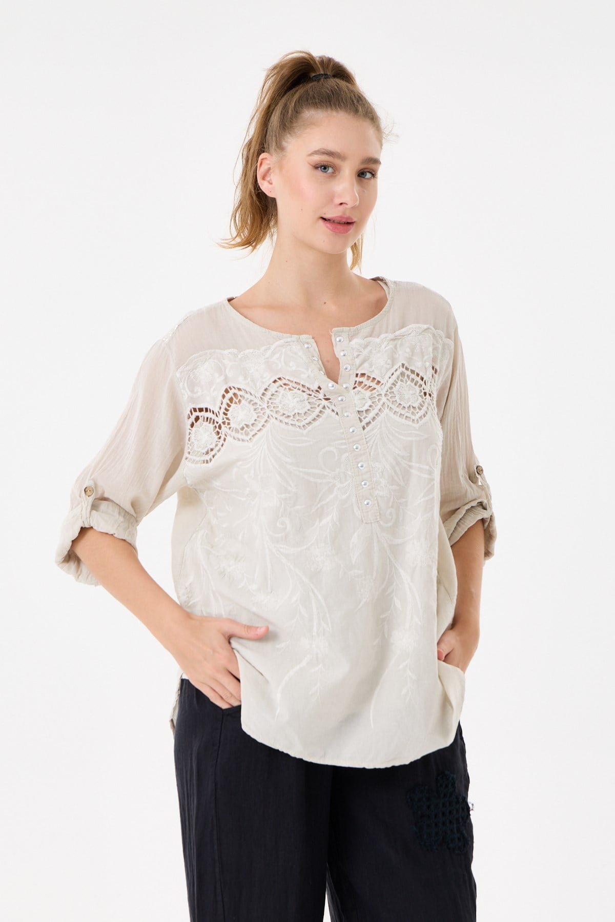 İtalyan Çiçek Nakışlı Dantelli Sırtı Payetli Astarlı Oversize Bluz 40 - 44 Beden