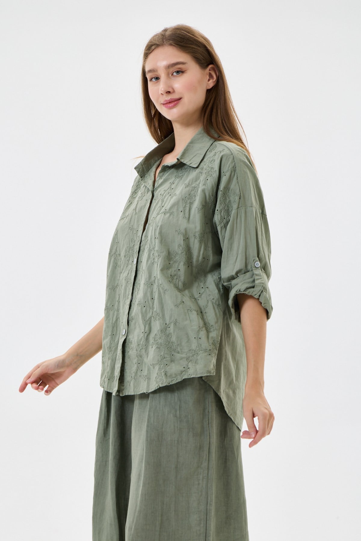 Kadın İtalyan Çiçek Nakışlı Fistolu Katlanır Uzun Kollu Oversize Poplin Gömlek 40 - 44 Beden