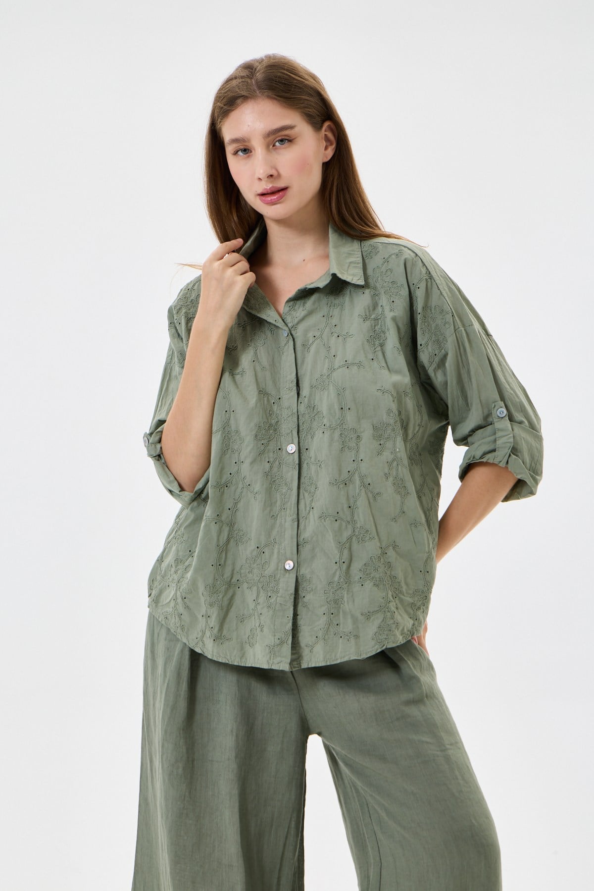 Kadın İtalyan Çiçek Nakışlı Fistolu Katlanır Uzun Kollu Oversize Poplin Gömlek 40 - 44 Beden