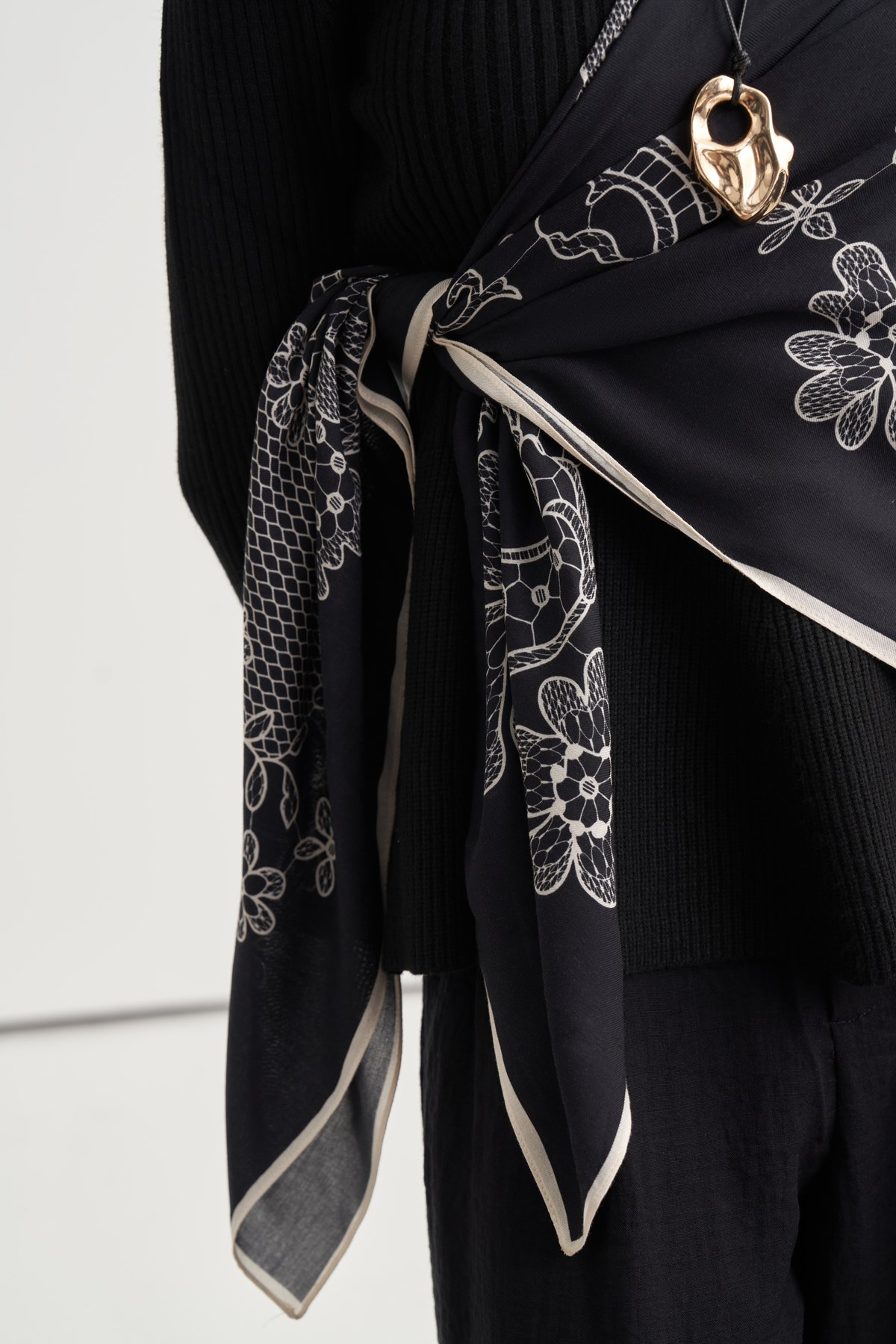 Lace Desen Norena Yünlü Omuz Şalı Siyah