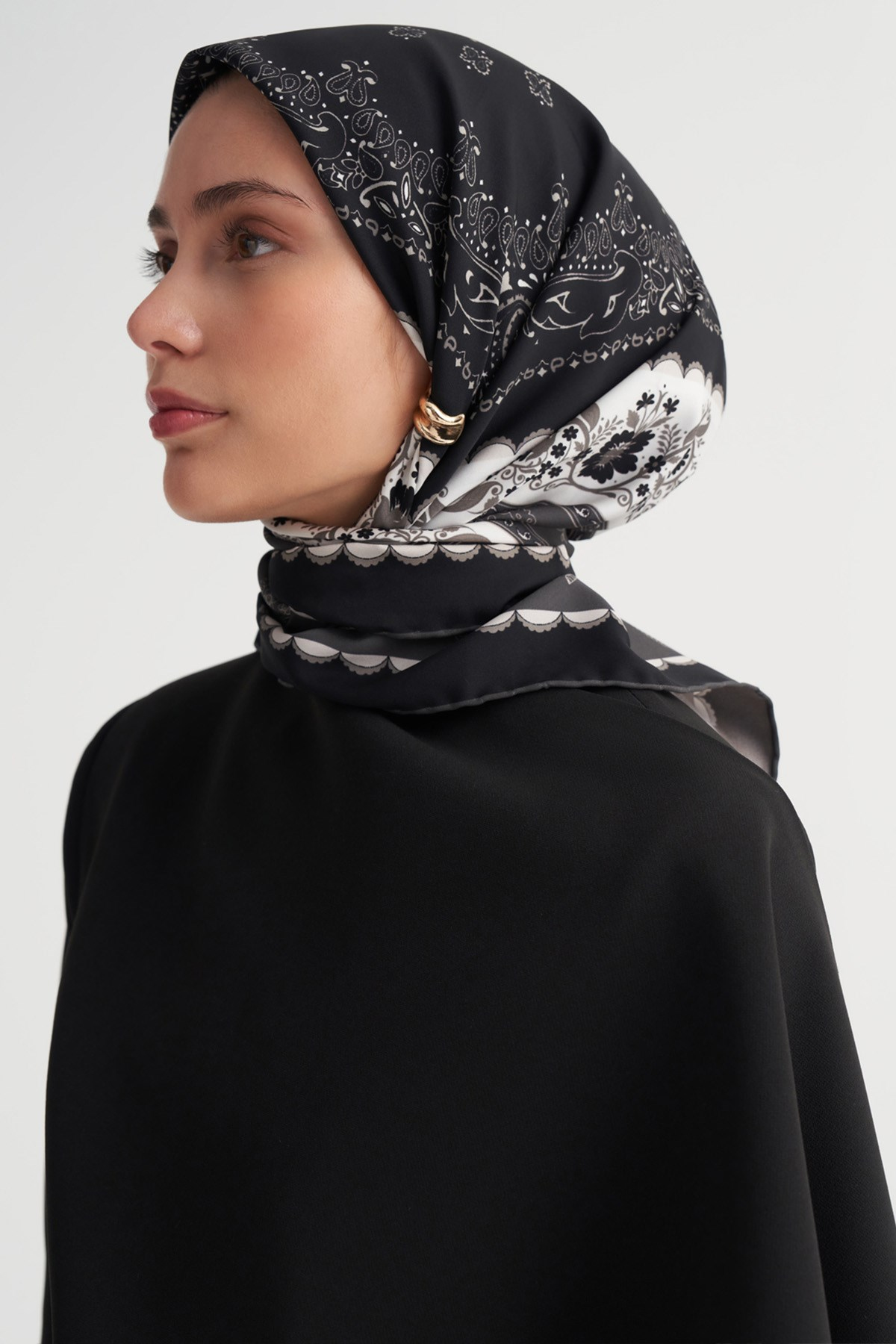 Ashen Siyah Twill Eşarp