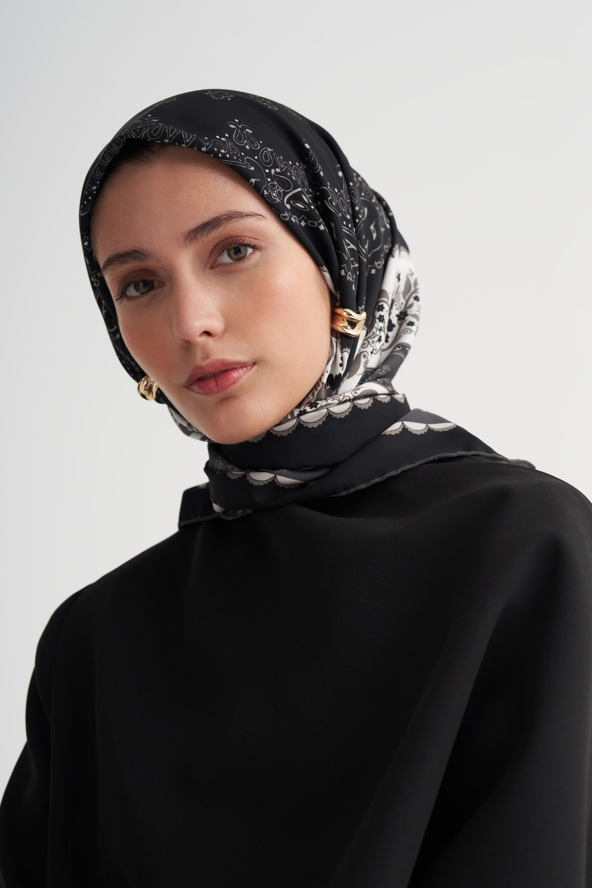 Ashen Siyah Twill Eşarp