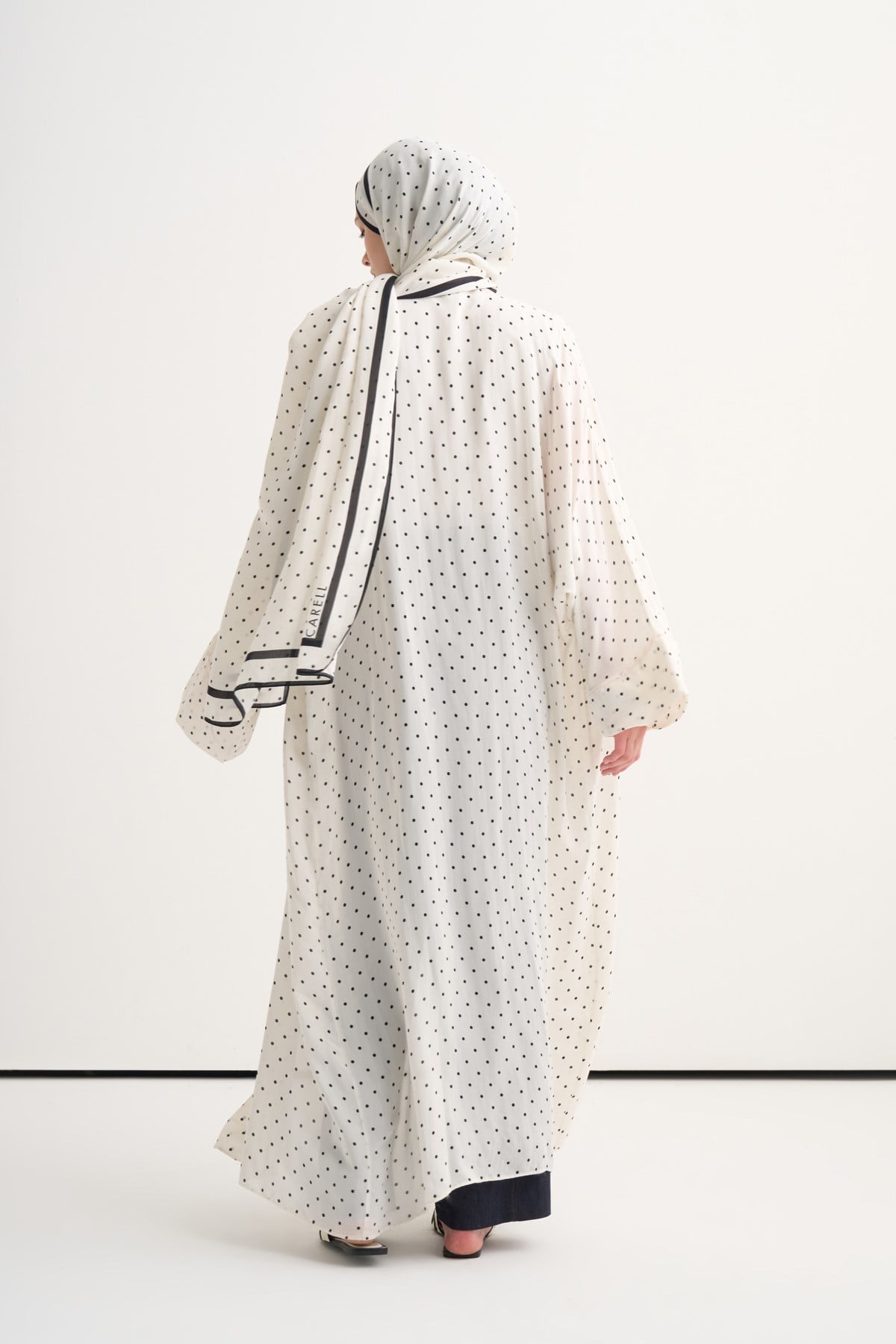 Puantiye Desen Floş Abaya Beyaz