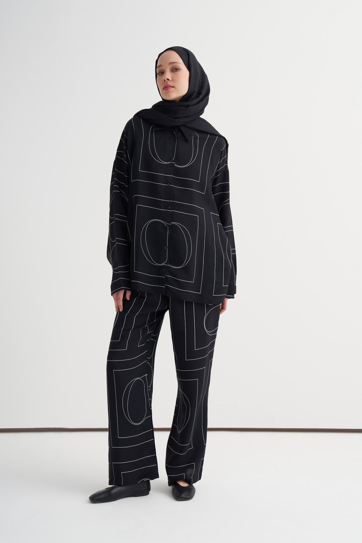 Shine Geometrik Monogram Pantolonlu Takım Siyah