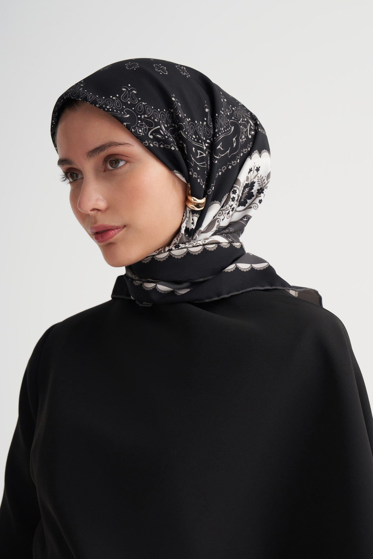 Ashen Siyah Twill Eşarp