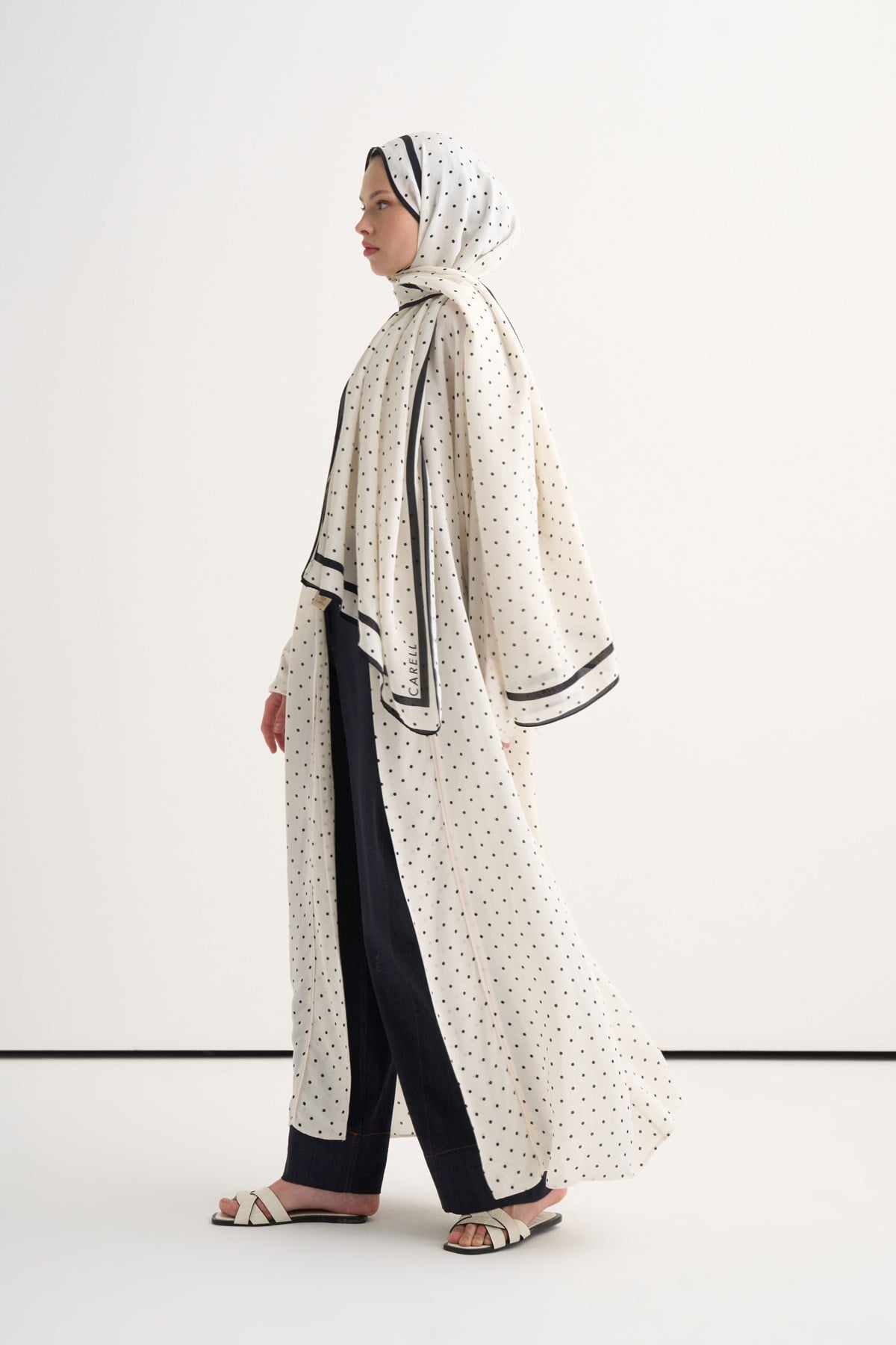 Puantiye Desen Floş Abaya Beyaz