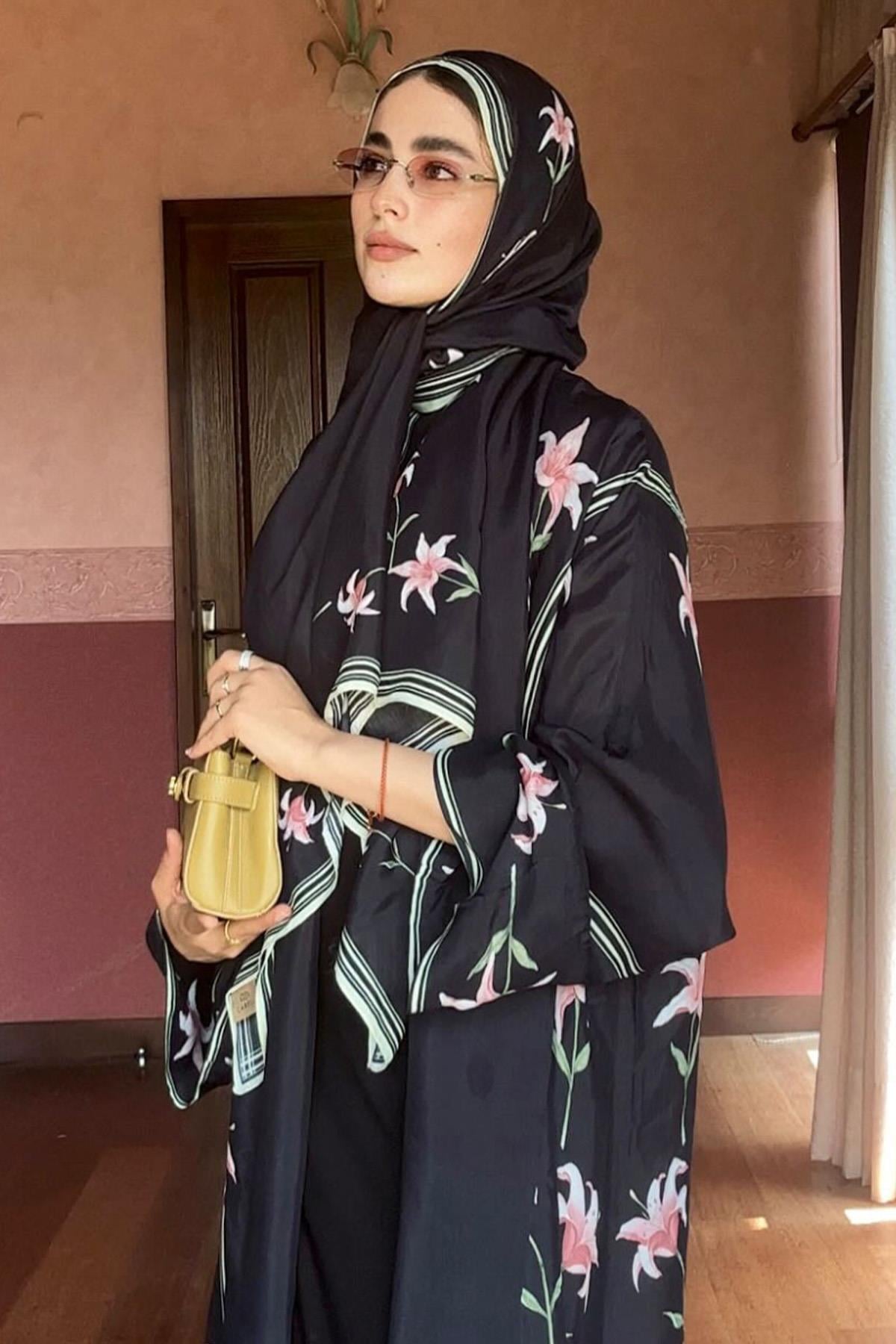 Ayenin Tercihi Blooming Monogram Floş Şal Siyah