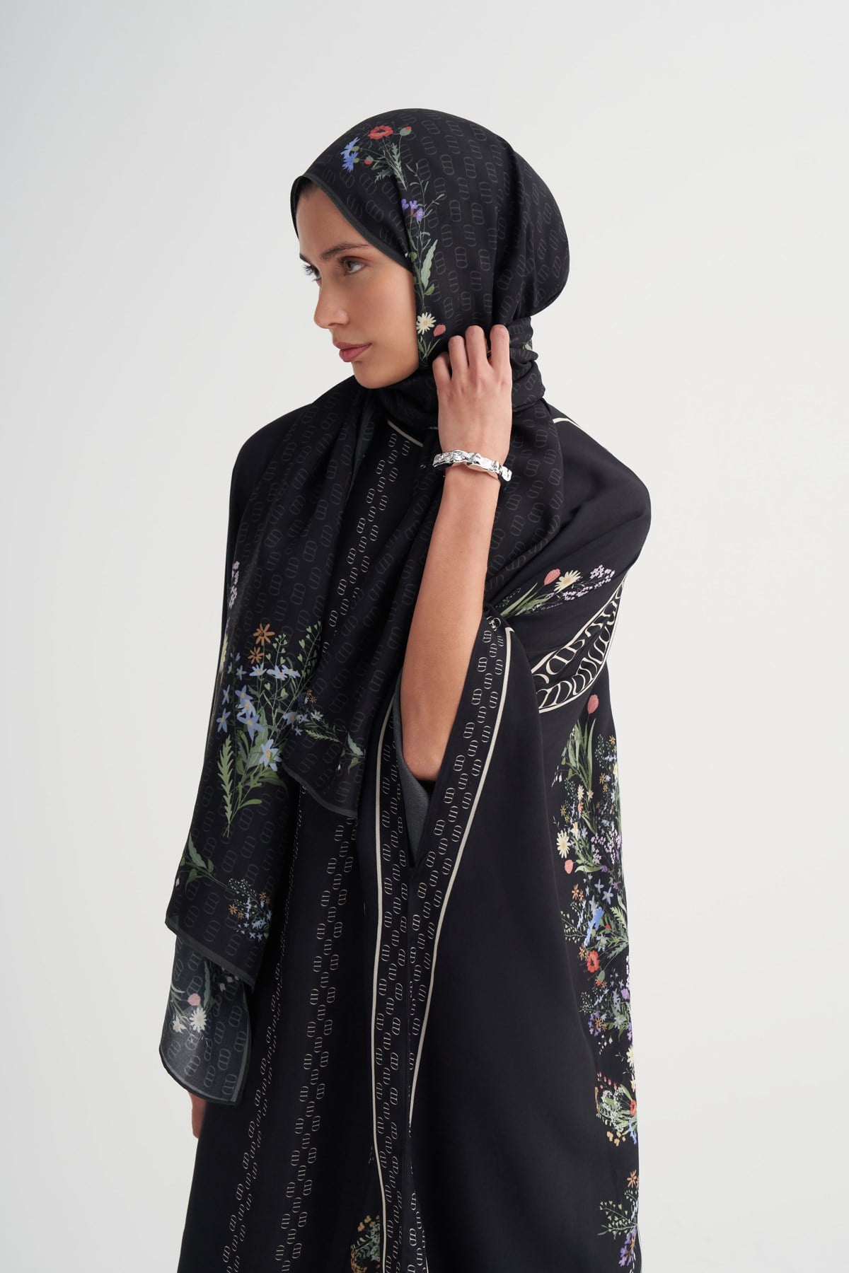 Buket Monogram Floş Şal Siyah