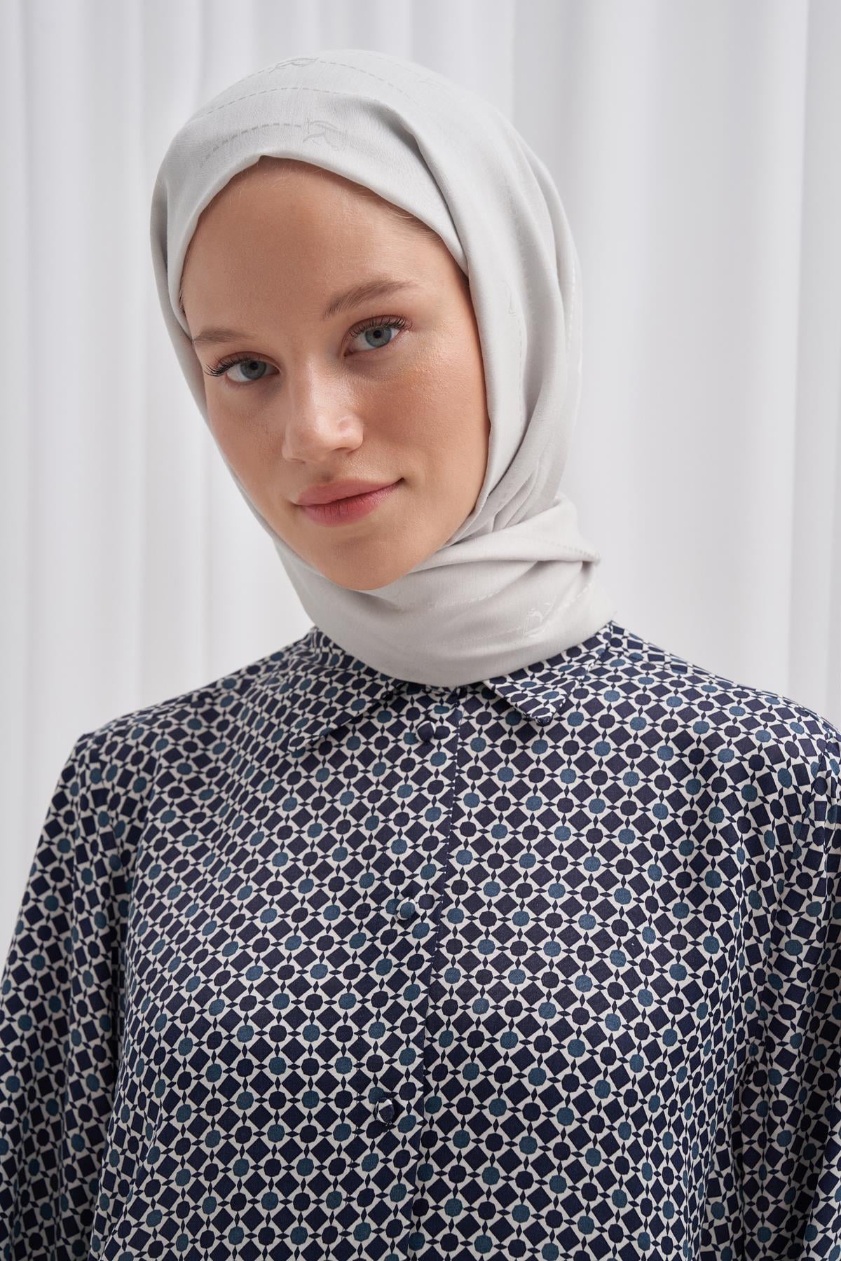 Monogram Jakar İtalyan İpekli Şal Gümüş