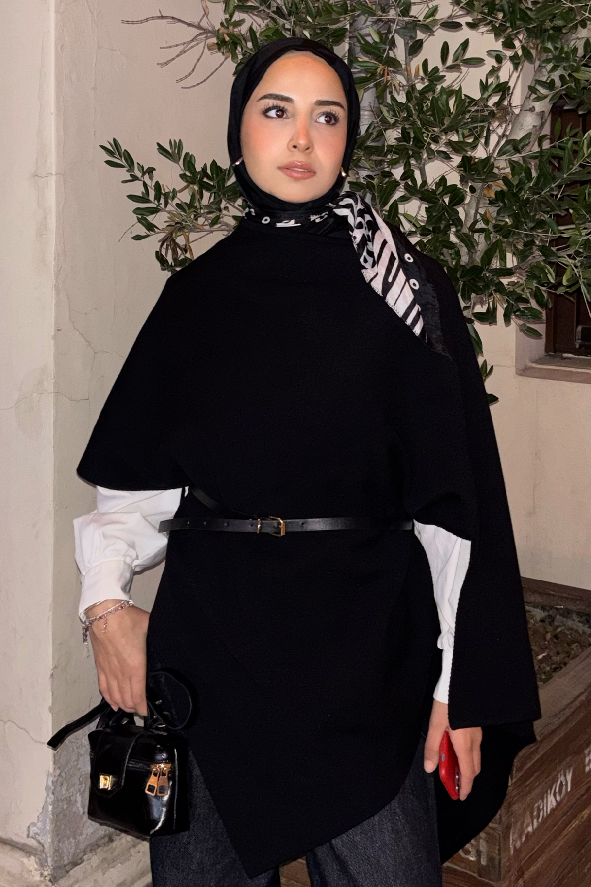 Ceylan Ergin'in Tercihi Robe Asimetrik Triko Kap Siyah