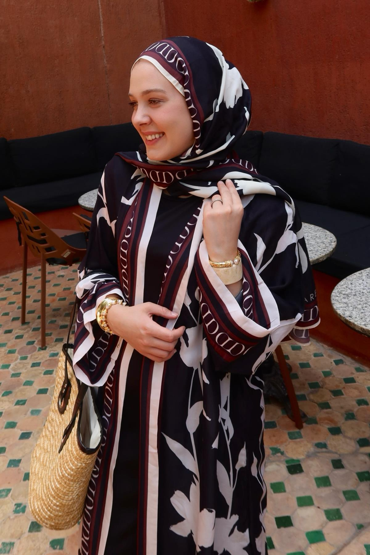 Rana Cesur'un Tercihi Azelia Siyah Monogram Floş Şal
