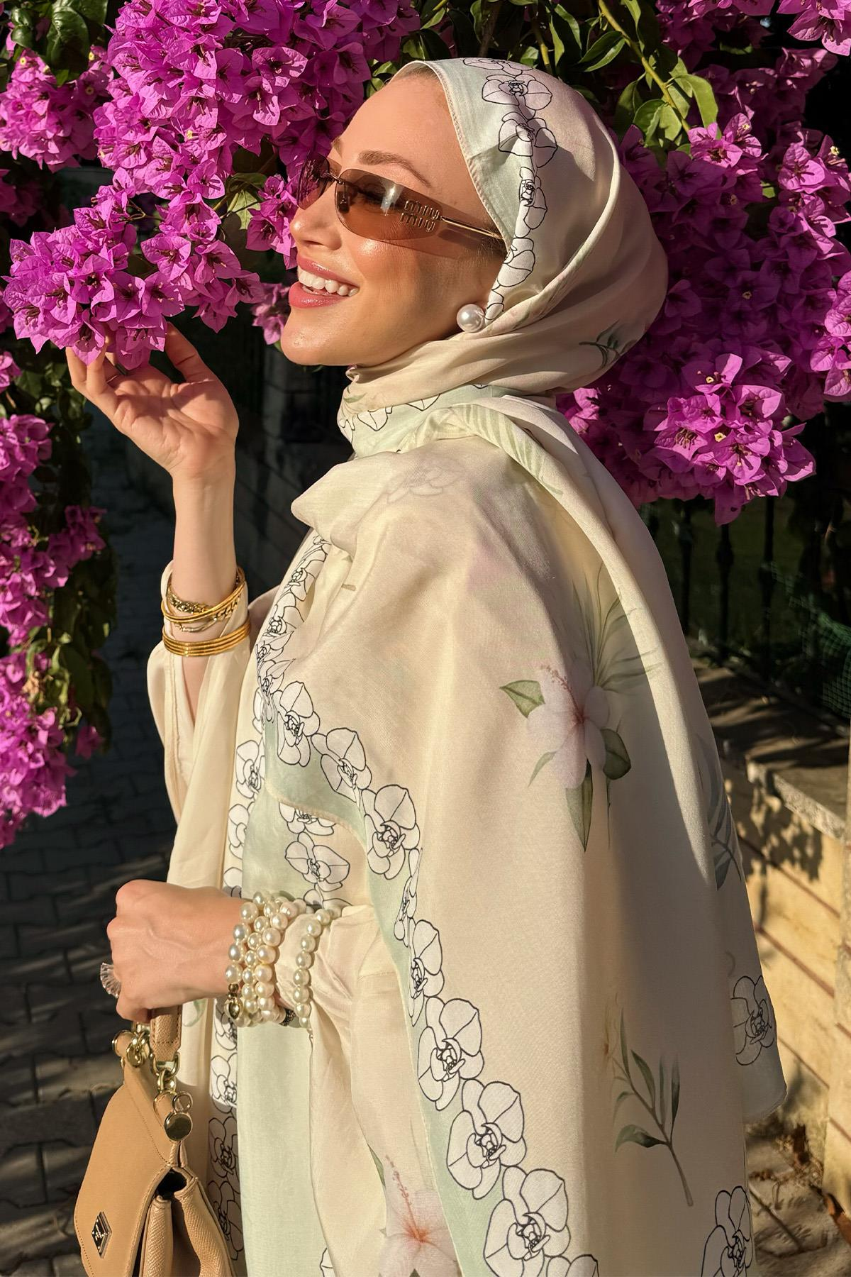 Seda Aydın'ın Tercihi Rosmina Krem Monogram Floş Şal