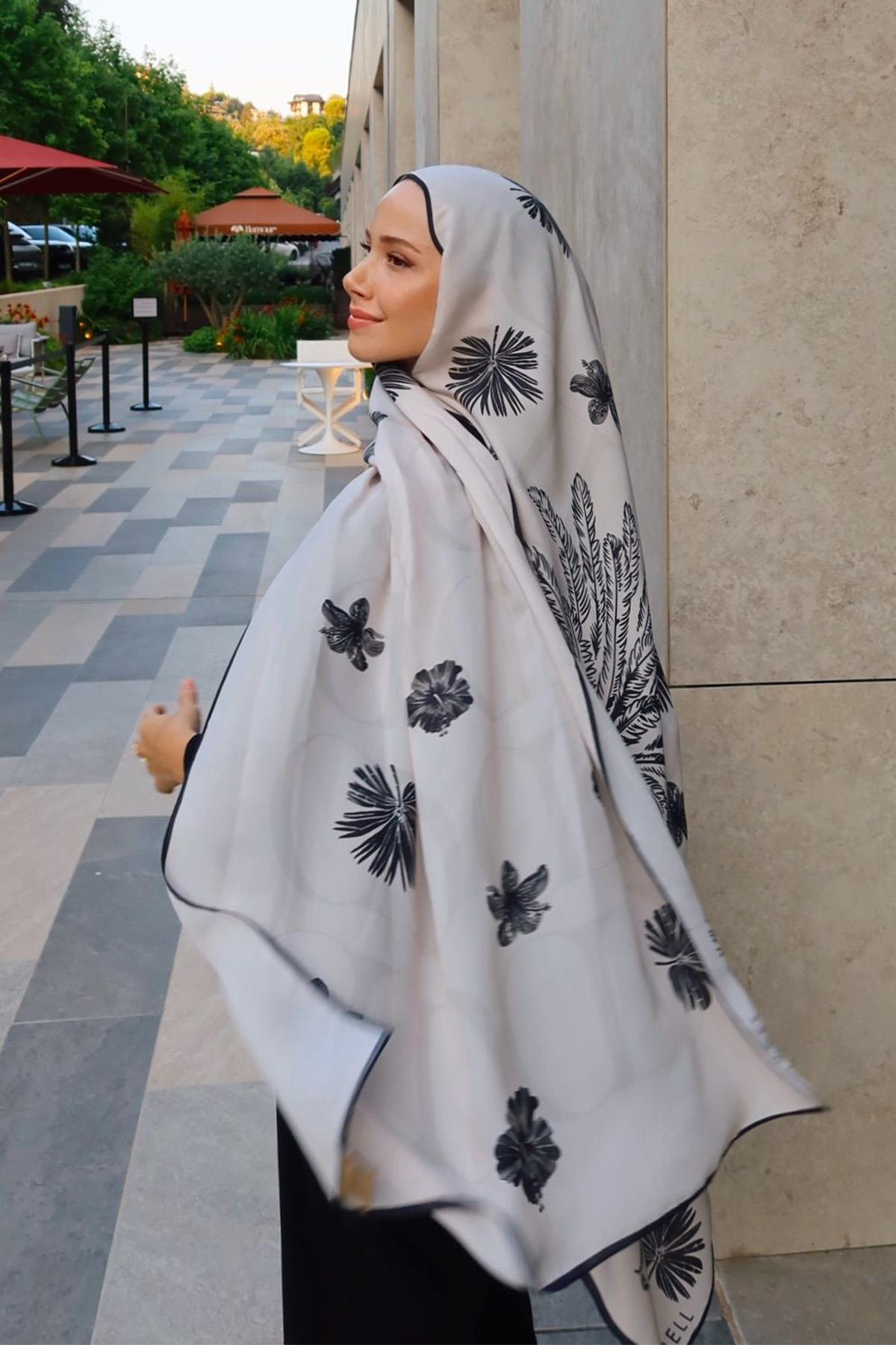 Feyza Hakyemez'in Tercihi Noir Çiçekli Monogram Floş Şal Krem