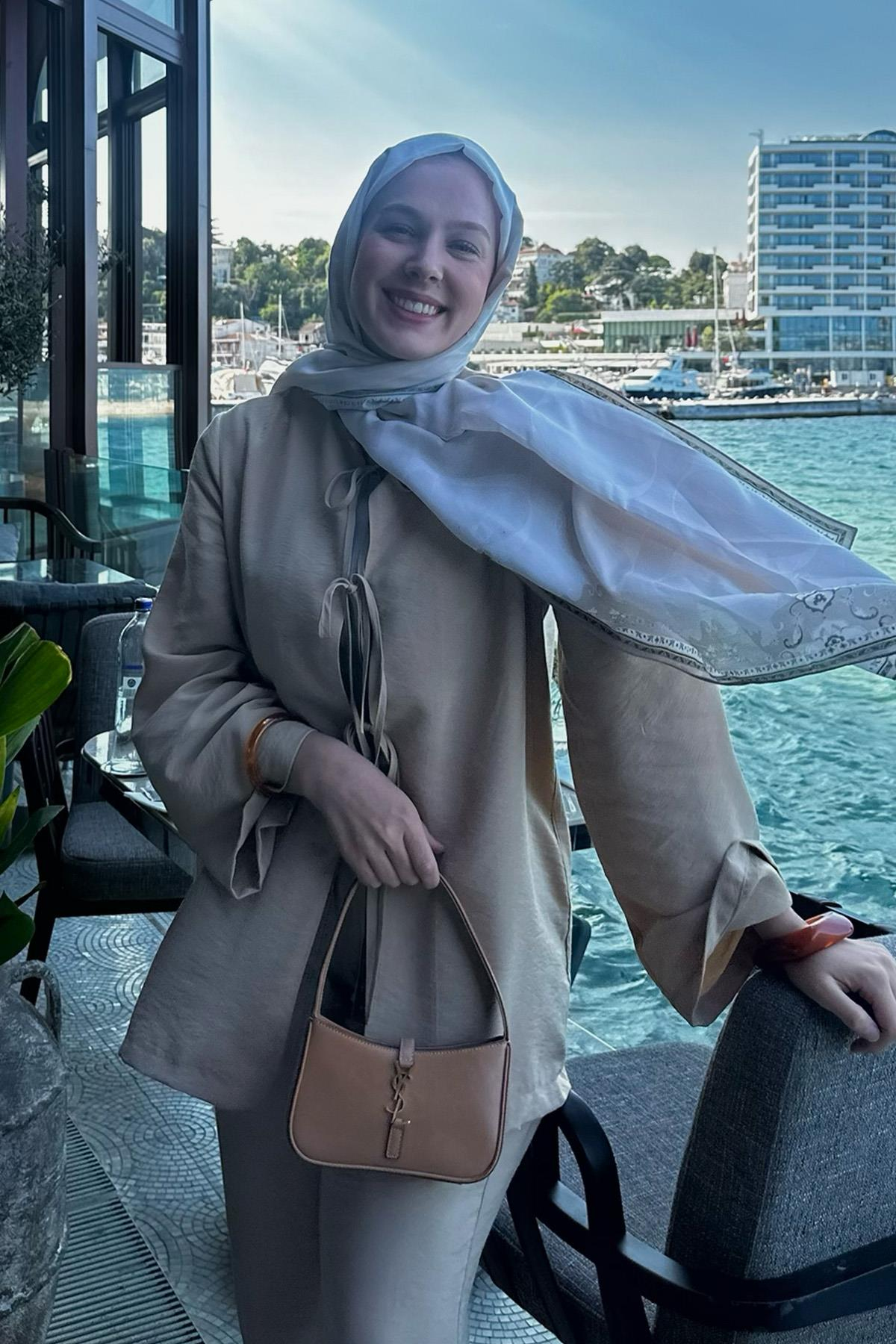 Rana'nın Tercihi Luxe Çiçekli Monogram Floş Şal Bej