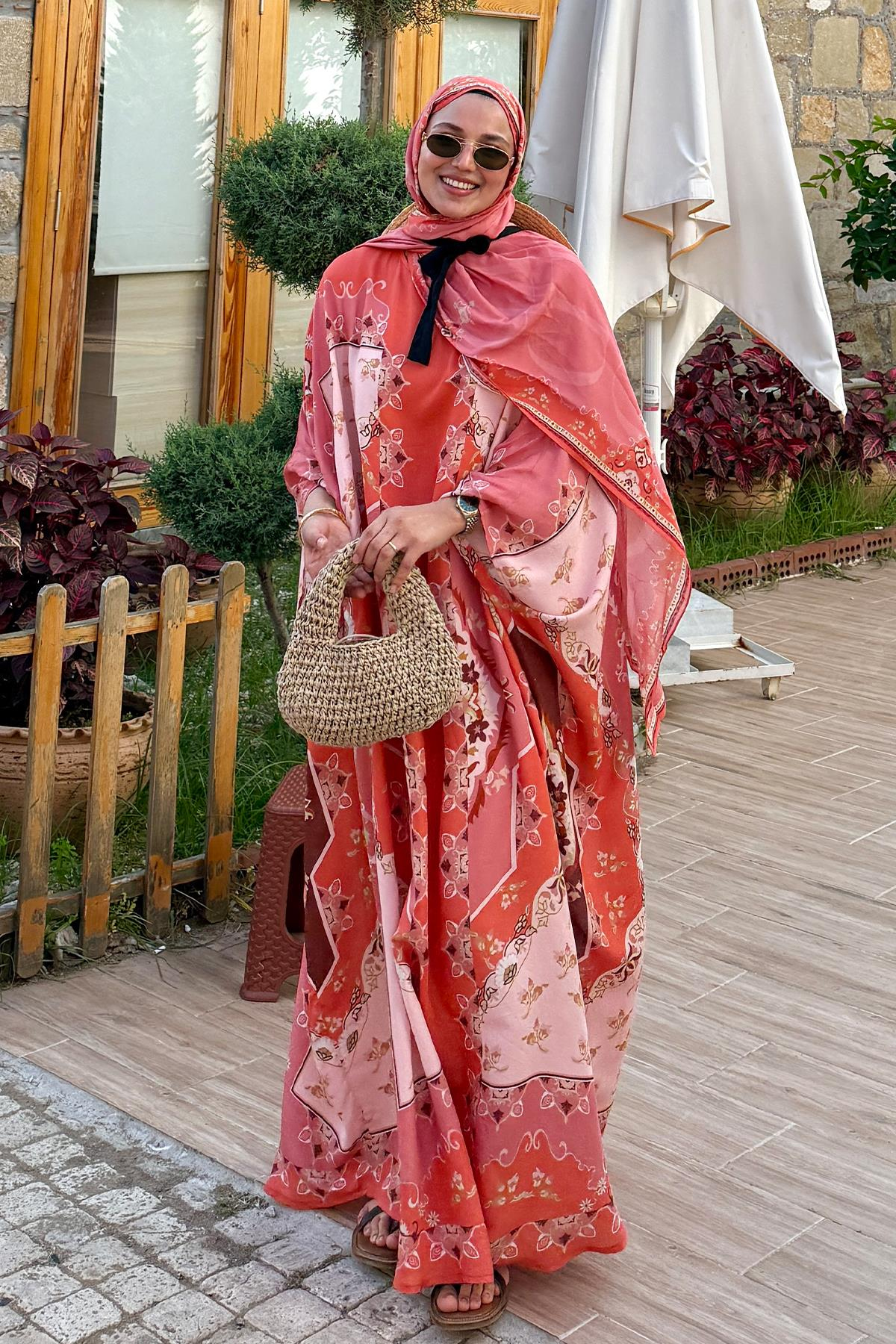 Ebru Tuna'nın Tercihi Maknesa Mercan Floş Kaftan