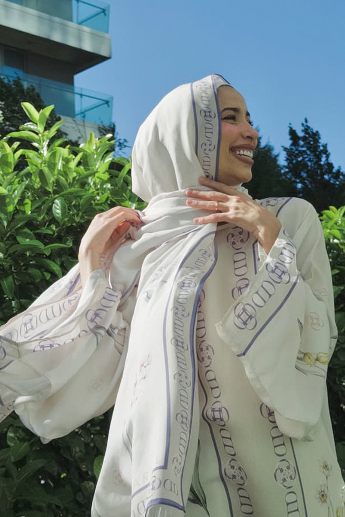 Merna Khaled'in Tercihi Palmara Ekru Monogram Floş Şal