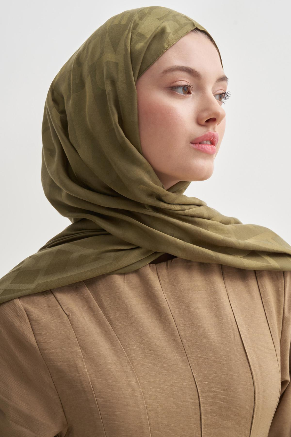 Yazı Desen Jakar İtalyan İpekli Şal Zeytin Yeşili