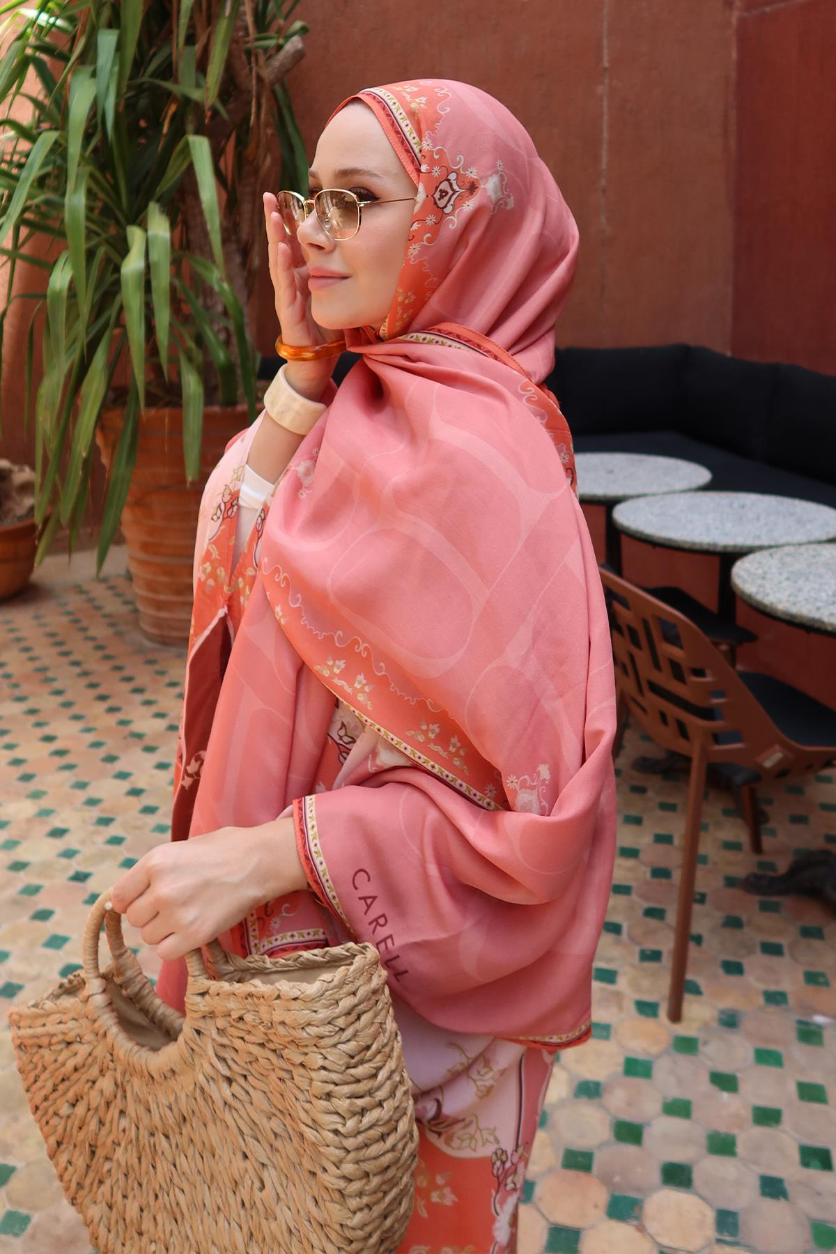 Feyza Hakyemez'in Tercihi Maknesa Mercan Monogram Floş Şal