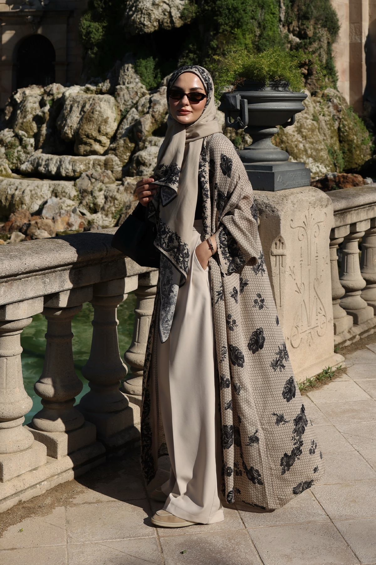 Aleyna Atalar'ın Tercihi Floral Floş Abaya Vizon