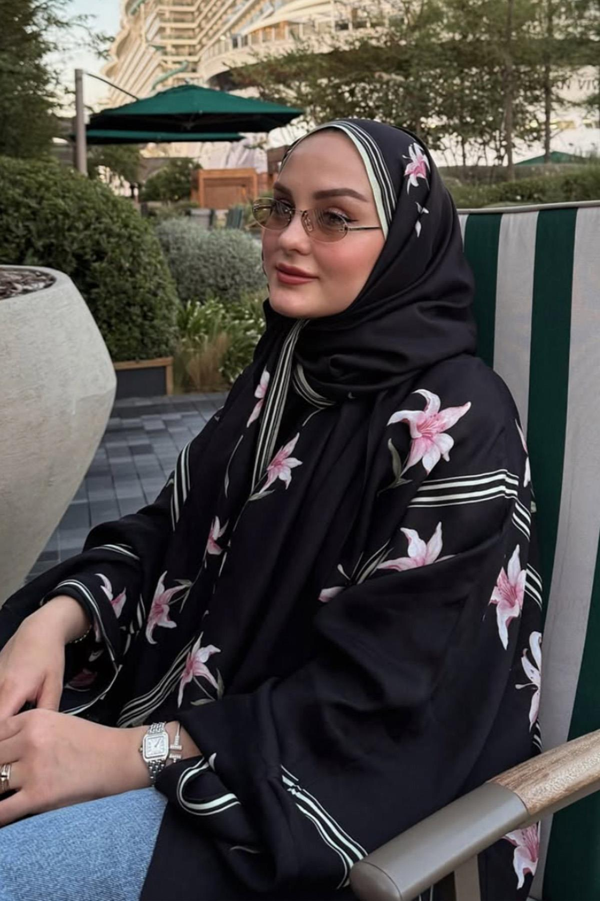 Aleyna Atalar'ın Tercihi Blooming Monogram Floş Şal Siyah