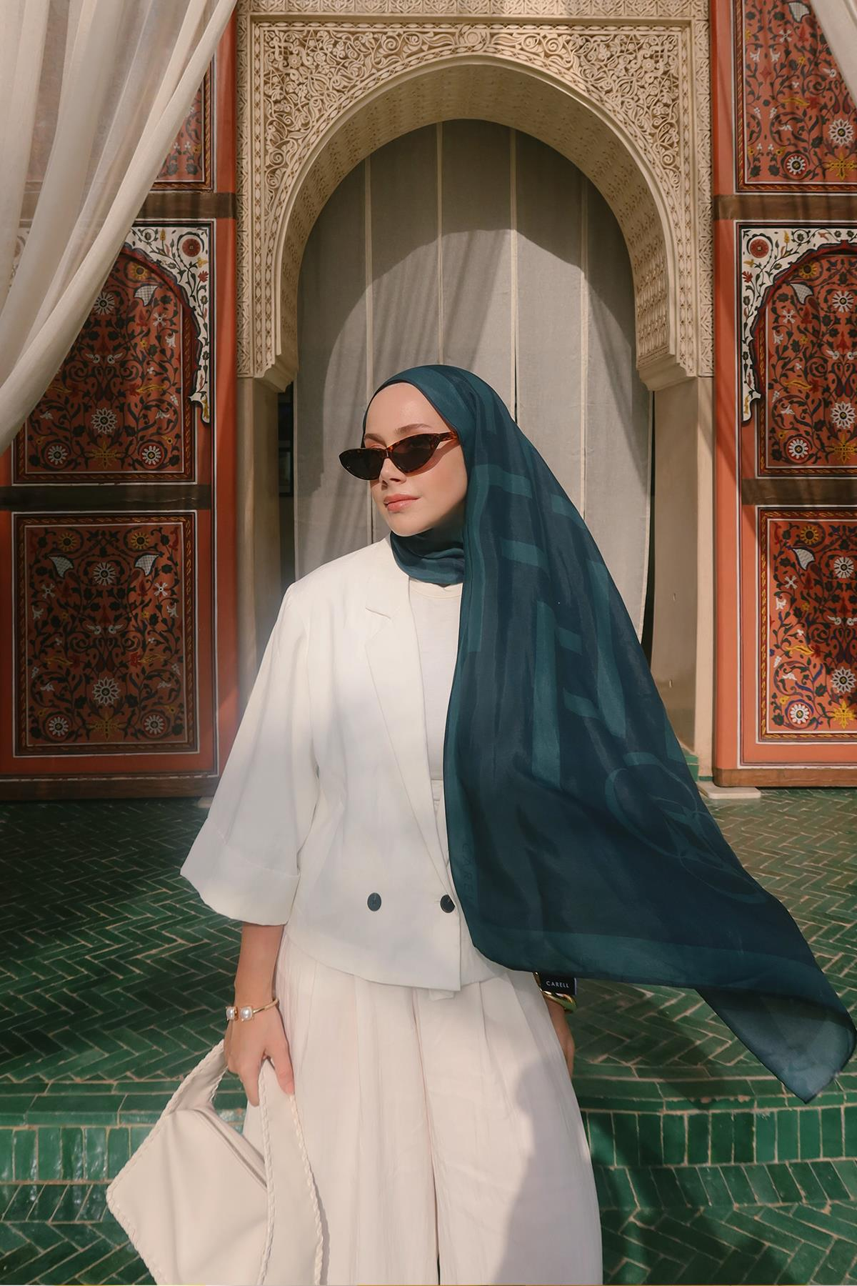 Feyza Hakyemez'in Tercihi Glamour Zümrüt Yeşili Monogram Floş Şal