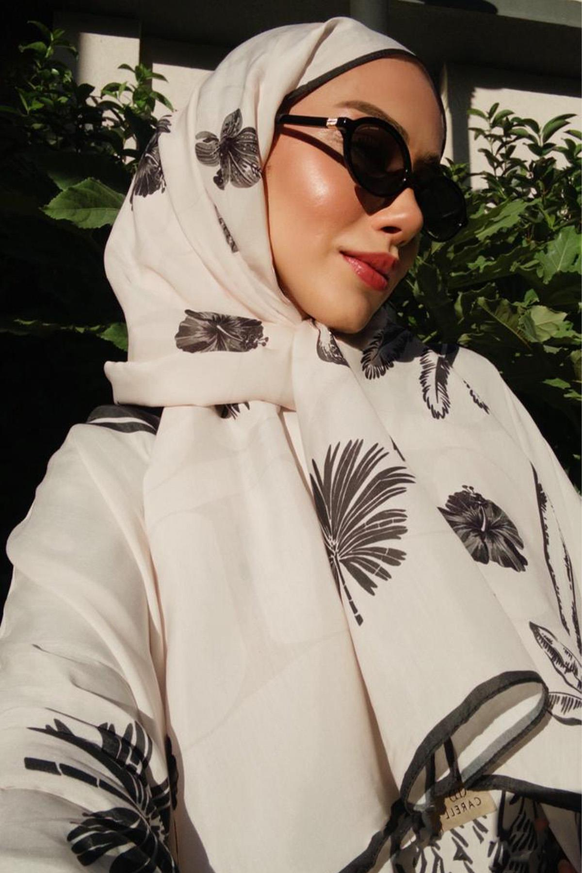 Merve Aydın'ın Tercihi Noir Çiçekli Monogram Floş Şal Krem