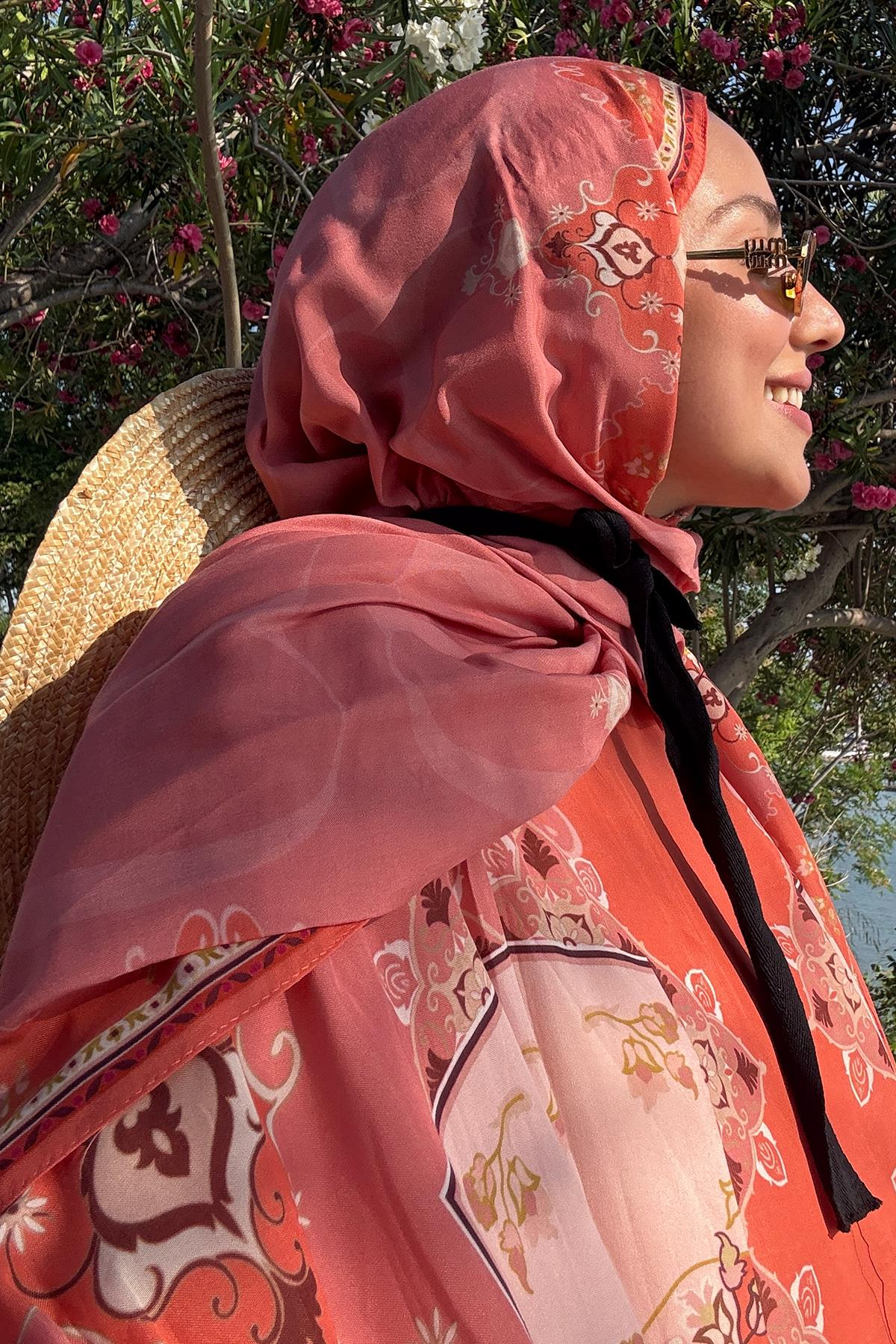 Ebru Tuna'nın Tercihi Maknesa Mercan Monogram Floş Şal