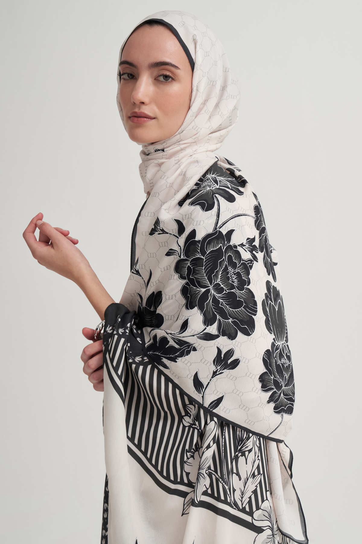 Novera Monogram Floş Şal Krem