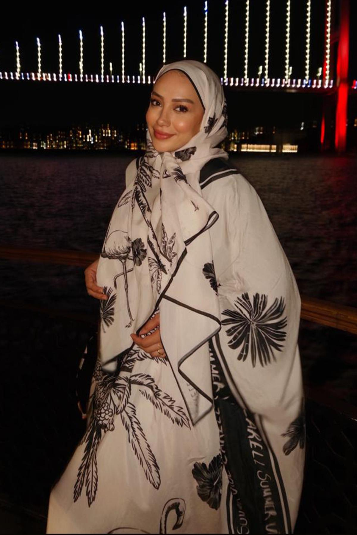 Merve Aydın'ın Tercihi Noir Floş Kaftan Krem