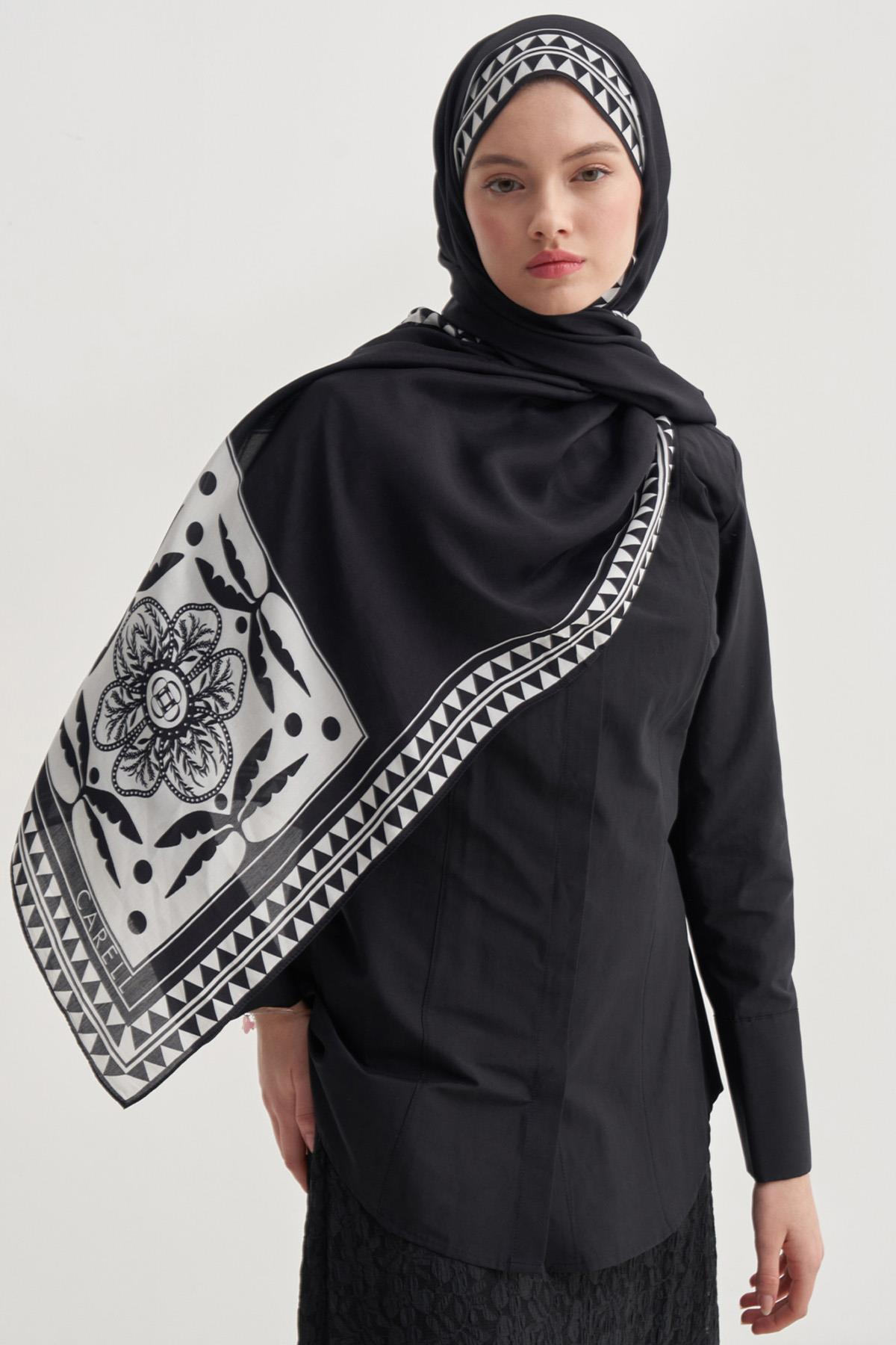 Atlas Siyah Monogram Floş Şal