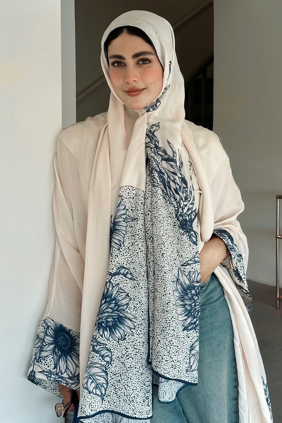 Aye'nin Tercihi Navy Monogram Floş Şal Krem