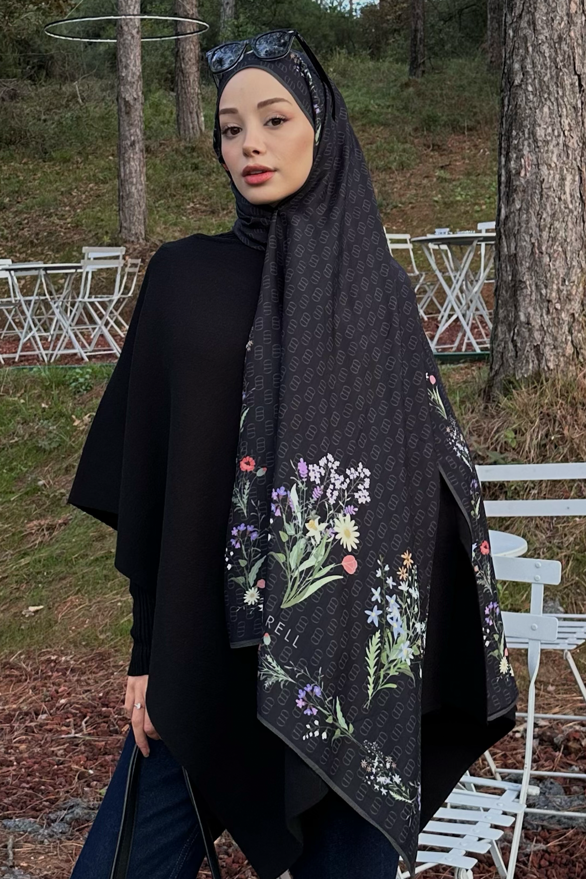 Şura'nın Tercihi Buket Monogram Floş Şal Siyah