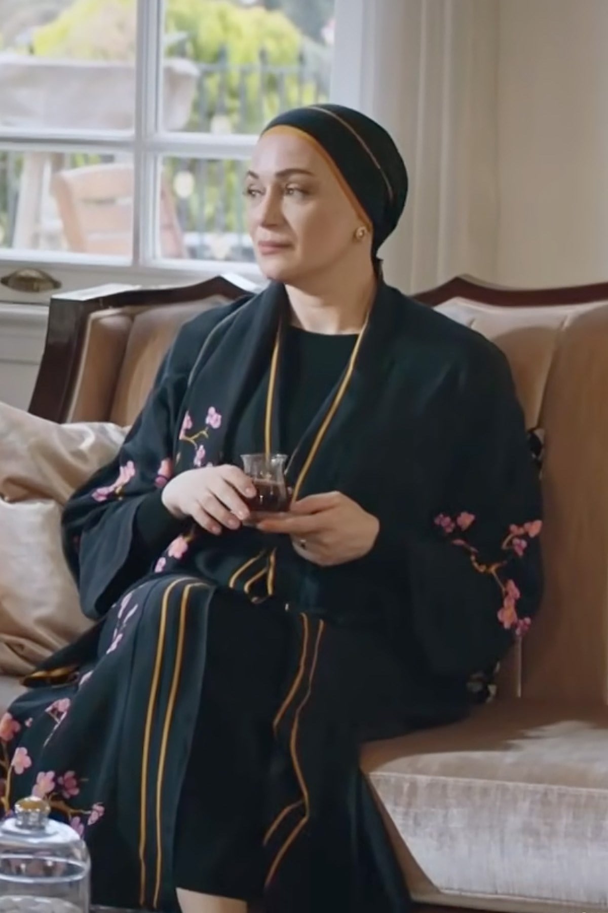 Kızılcık Şerbeti Salkım'ın Tercihi Bloomera Floş Abaya Siyah
