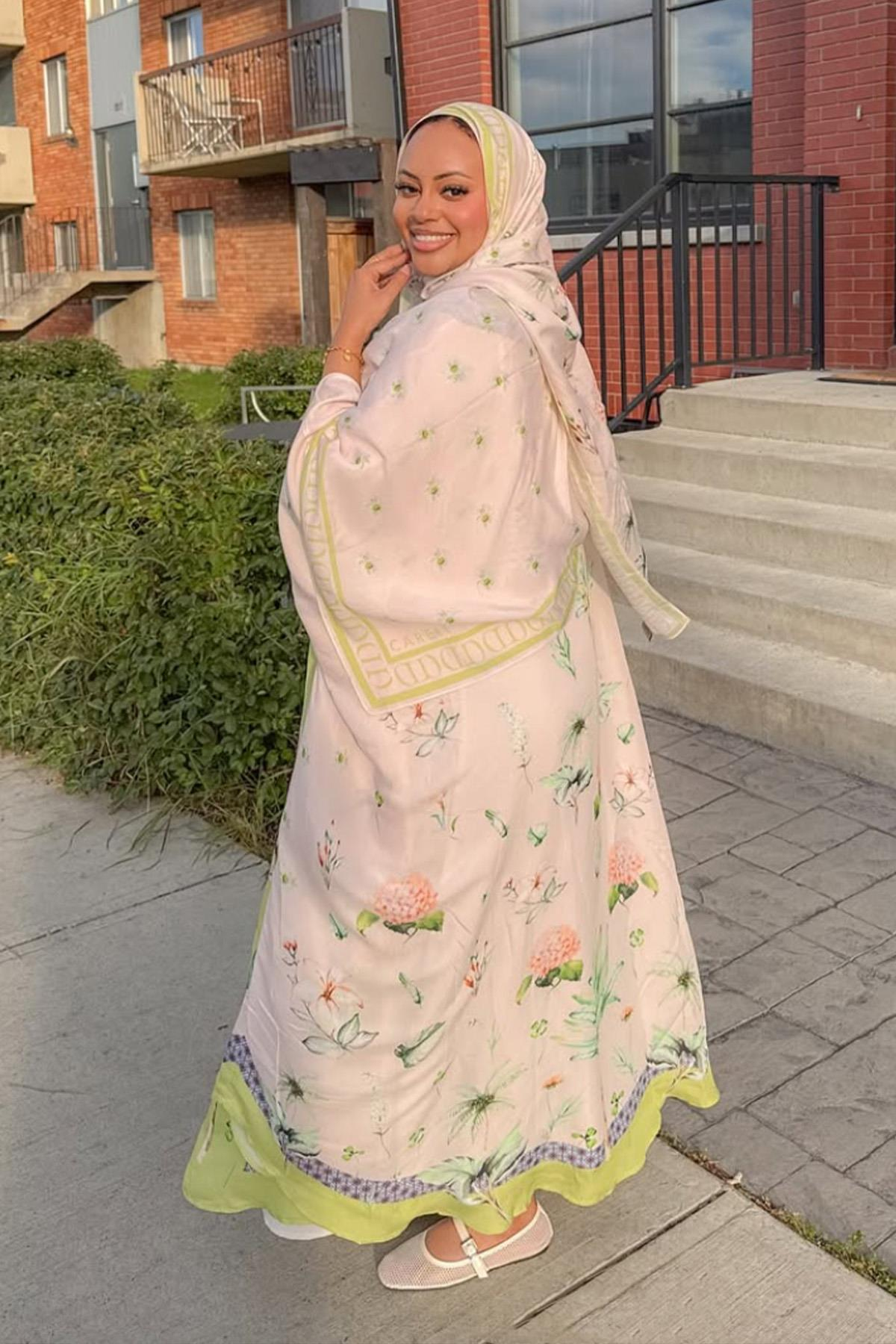 Sumaya Shaarif'in Tercihi Lunara Floş Kaftan Pudra