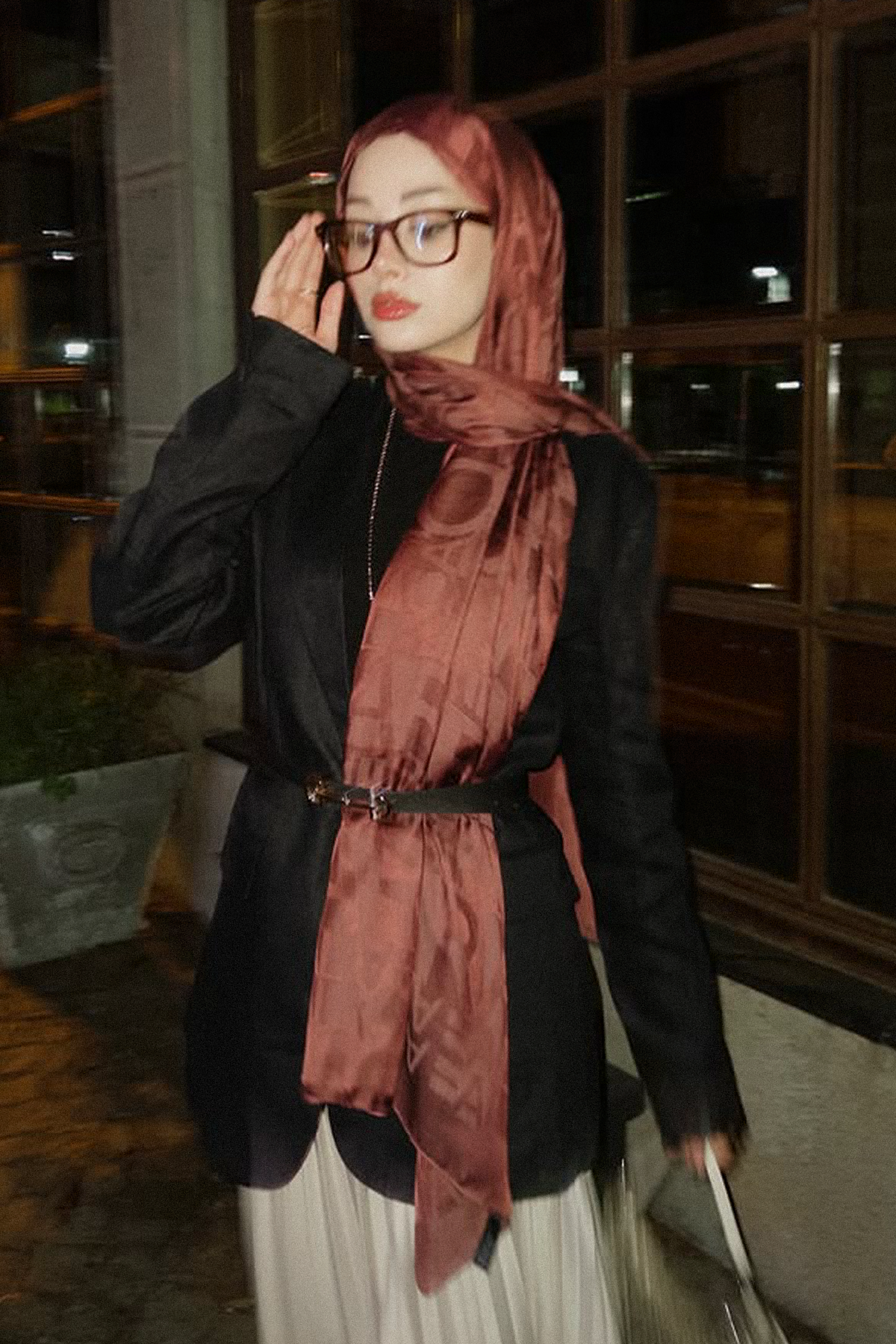 Şuranur Bilgin'in Tercihi Yazı Desen Jakar İtalyan İpekli Şal Kızıl Kahve