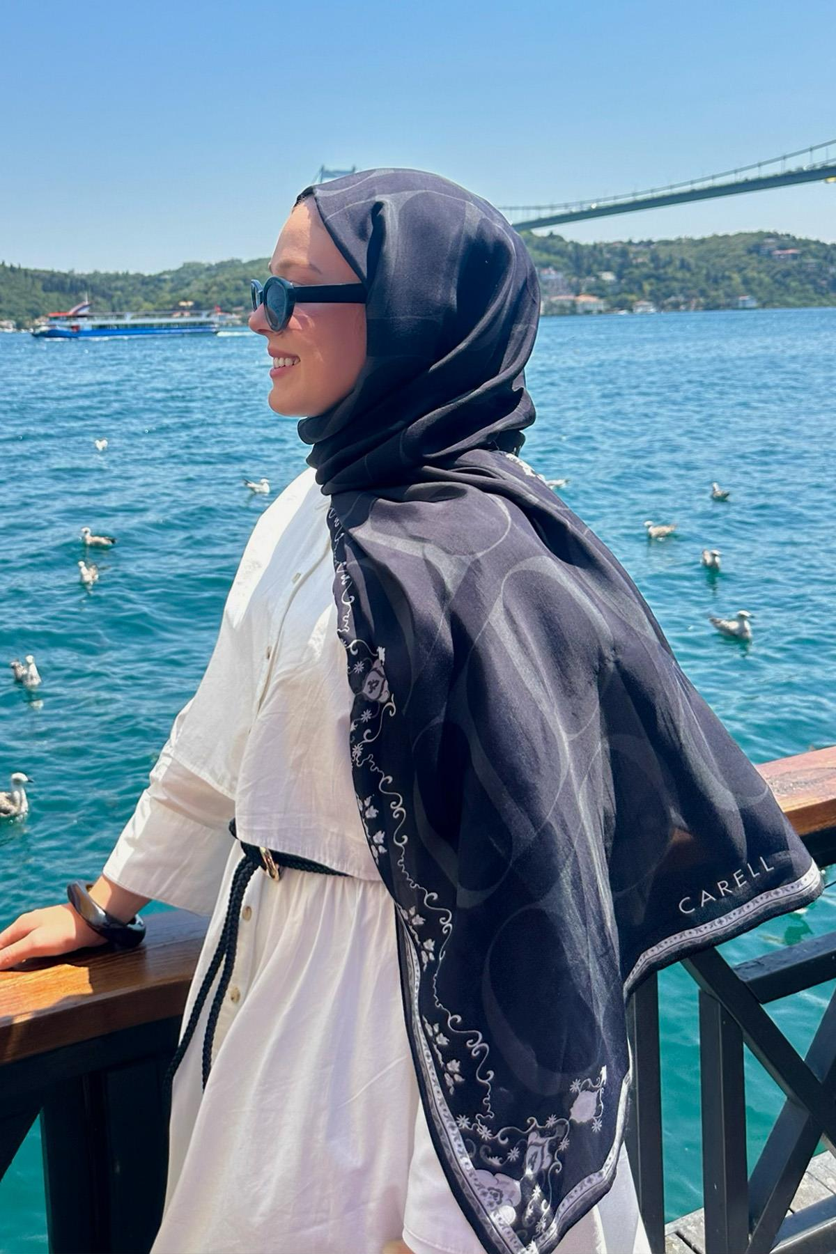 Rana'nın Tercihi Luxe Çiçekli Monogram Floş Şal Siyah