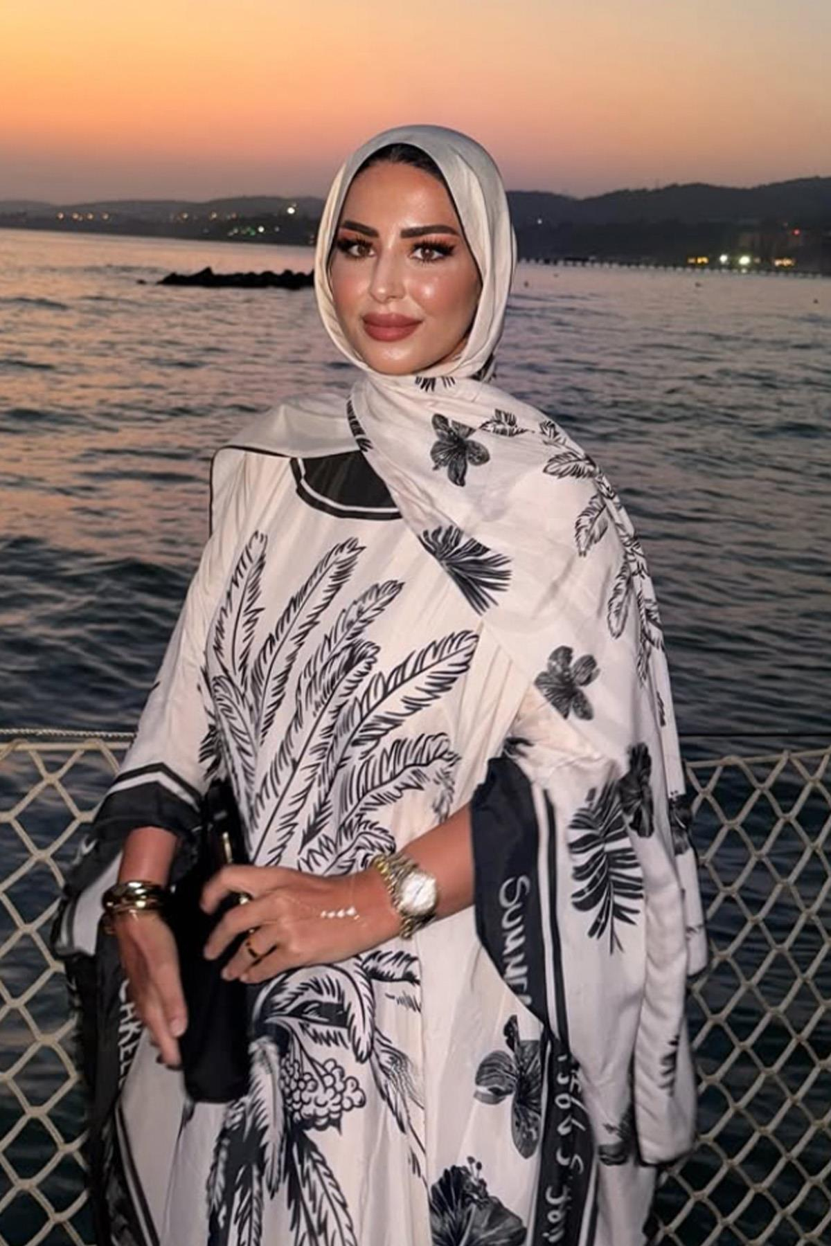 Esra Aydın'ın Tercihi Noir Çiçekli Monogram Floş Şal Krem