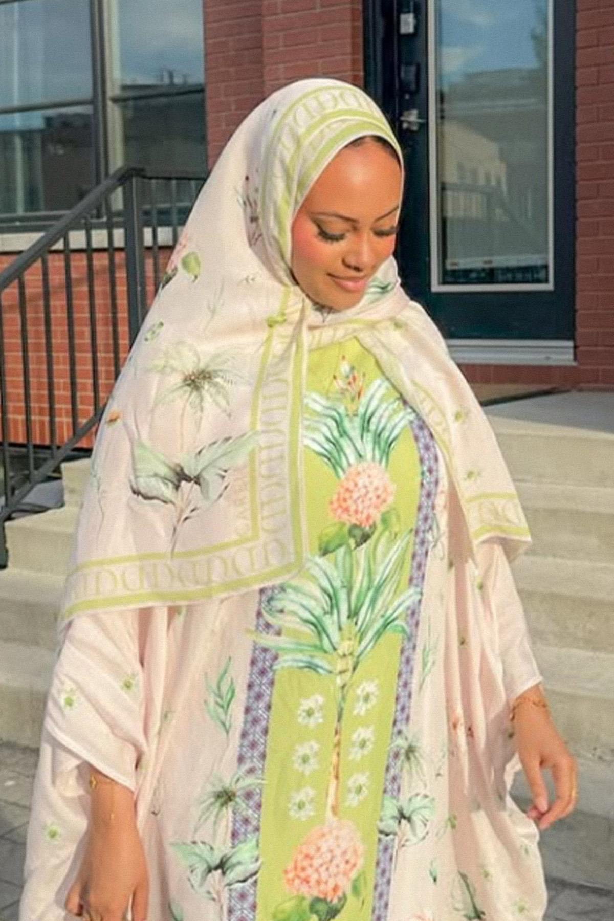 Sumaya Shaarif'in Tercihi Lunara Çiçekli Monogram Floş Şal Pudra