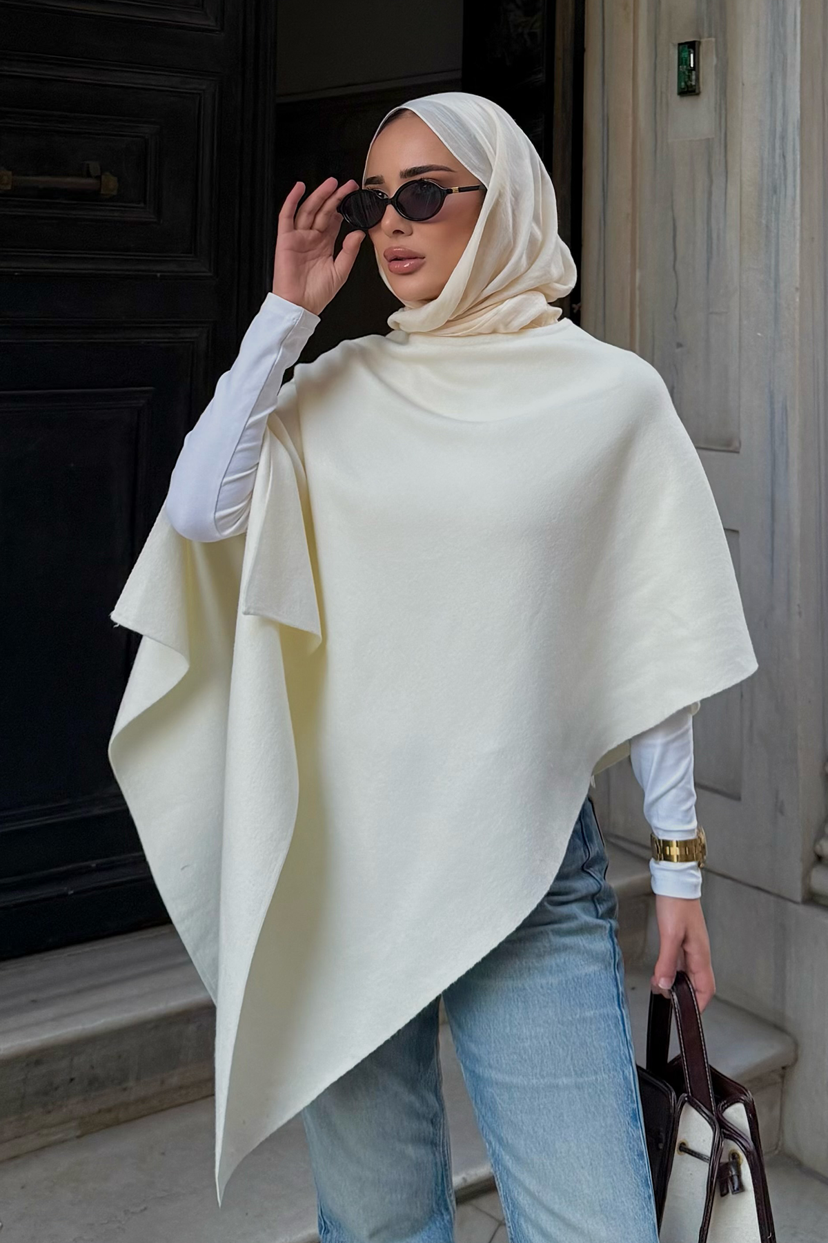 Elçin Gergin'in Tercihi Robe Asimetrik Triko Kap Ekru