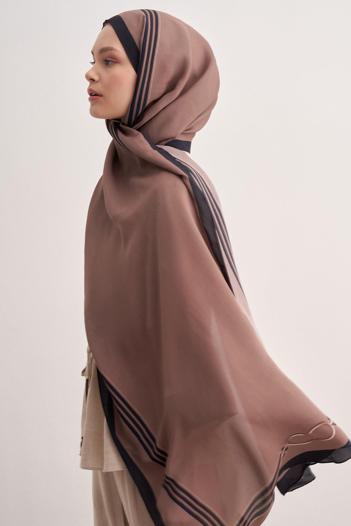 Mono Sütlü Kahve Monogram Floş Şal