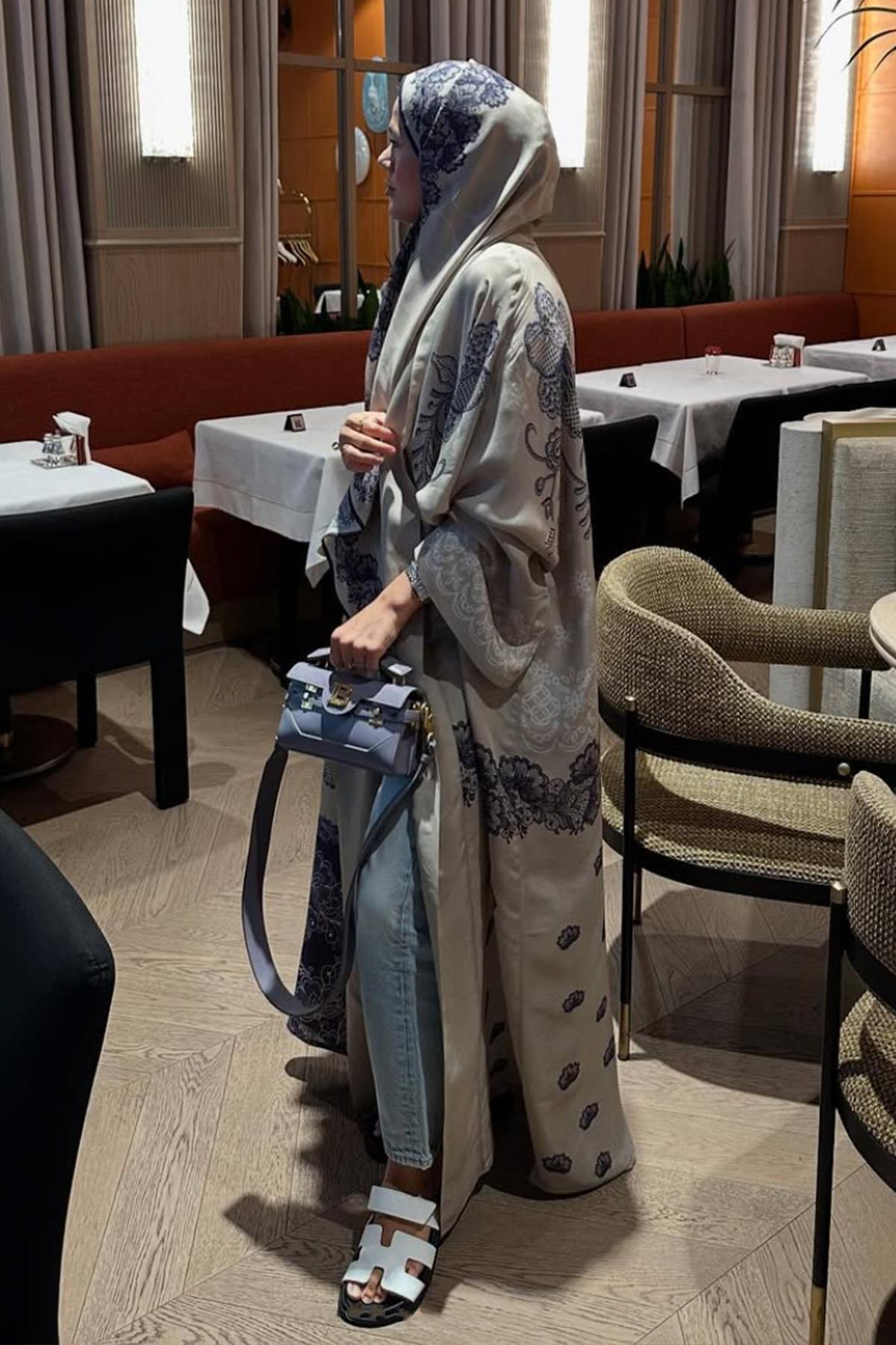 Elif Topdağ'ın Tercihi Floral Floş Abaya Latte