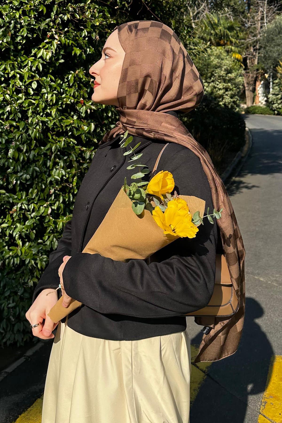 Ahyabe'nin Tercihi Dama Jakar İtalyan İpekli Şal Küllü Kahve