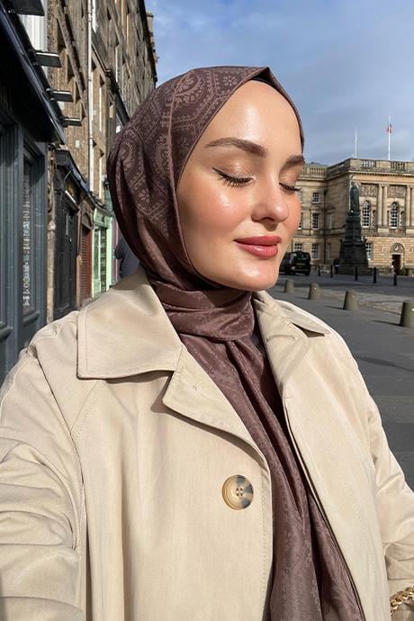 Aleyna Atalar'ın Tercihi Antik Desen Pamuk İpek Şal Soft Kahve