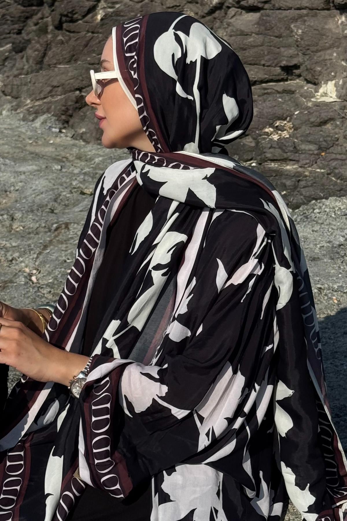 Sümeyra Yılmaz'ın Tercihi Azelina Siyah Monogram Floş Şal