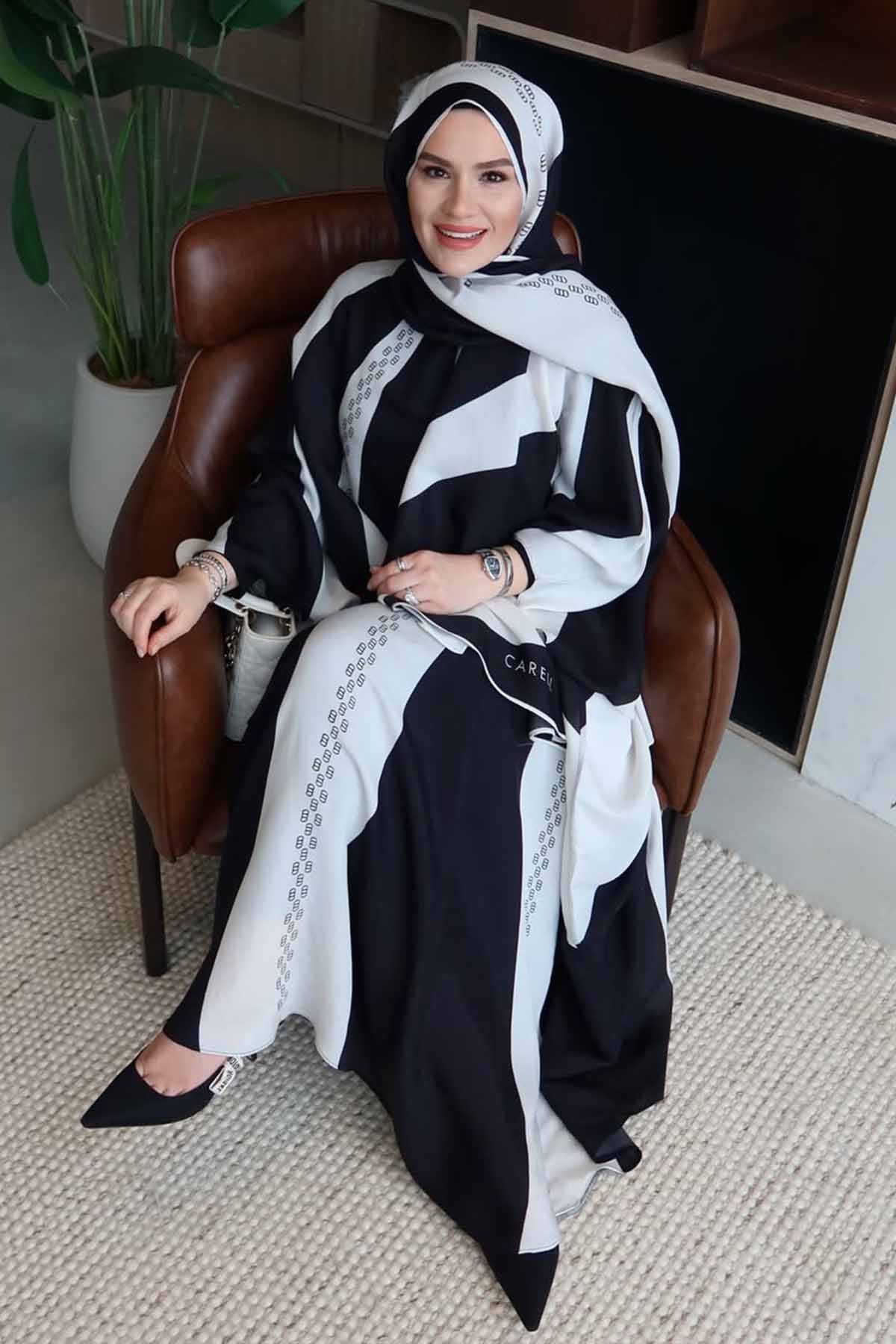 Tuğba Arslanbaş Aydın'ın Tercihi Monochrome Floş Kaftan Siyah