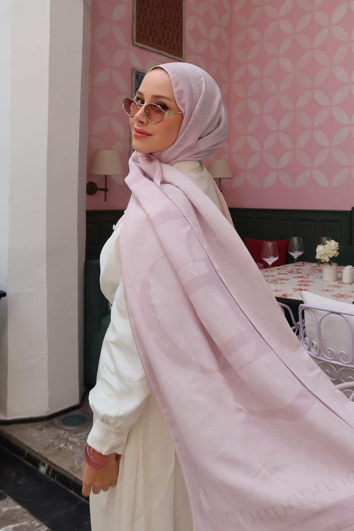 Feyza Hakyemez'in Tercihi Aura Pudra Monogram Floş Şal