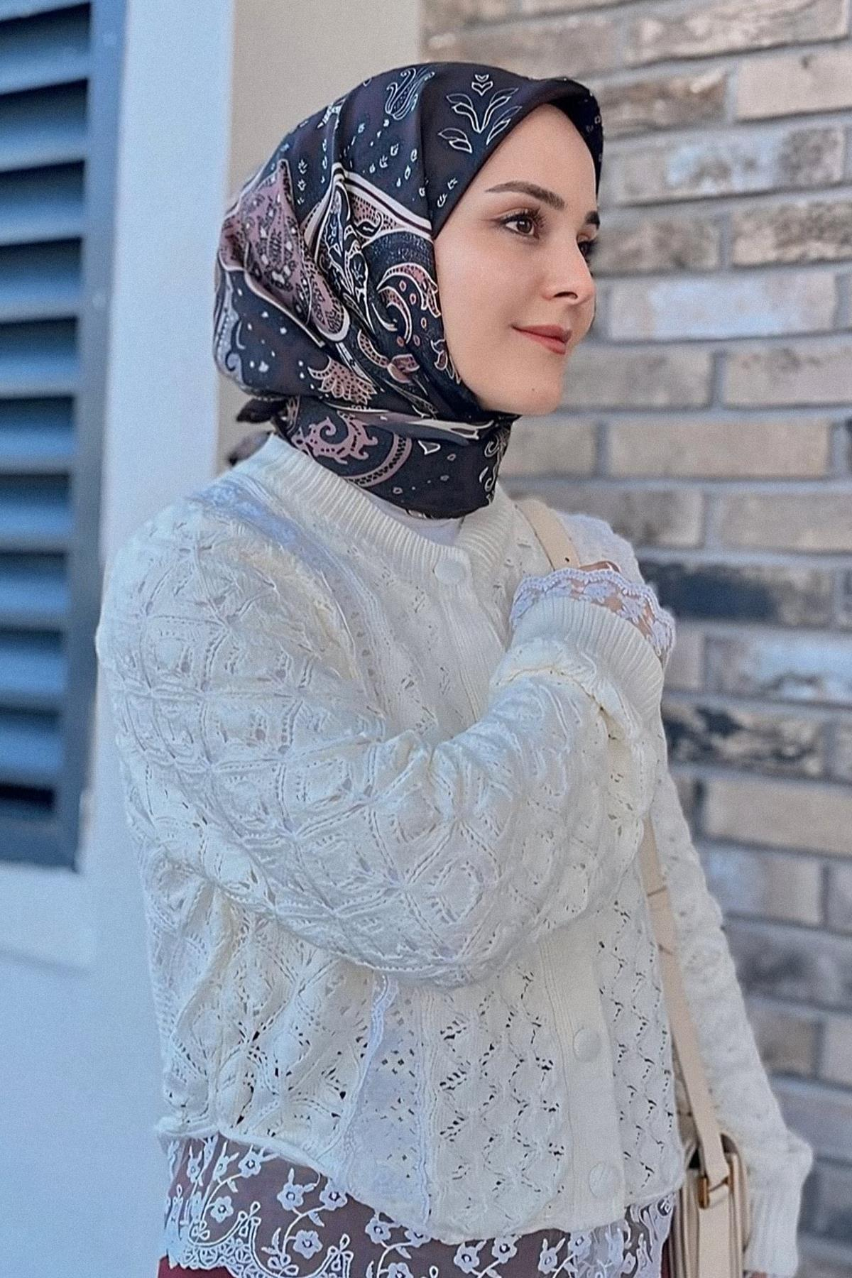 Betül Bayrak'ın Tercihi Emera Kızıl Mulbary İpek Eşarp