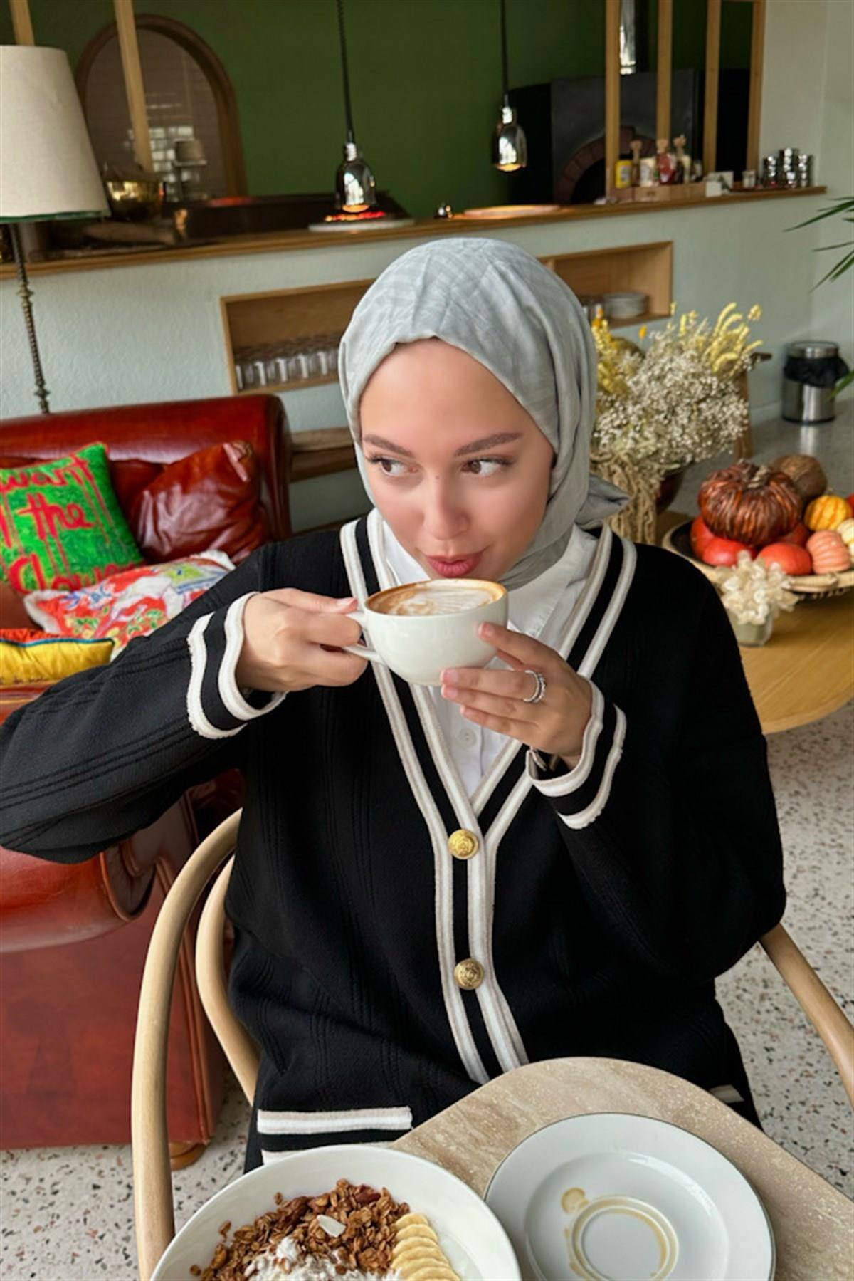 Betül Duman'ın Tercihi Fasone Modal Jakar Şal Açık Gri