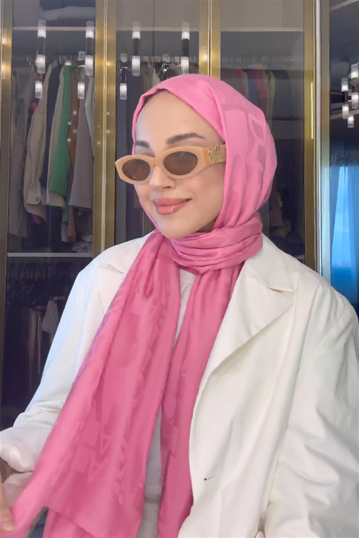 Betül Duman'ın Tercihi Yazı Desen Jakar İtalyan İpekli Şal Koyu Pembe